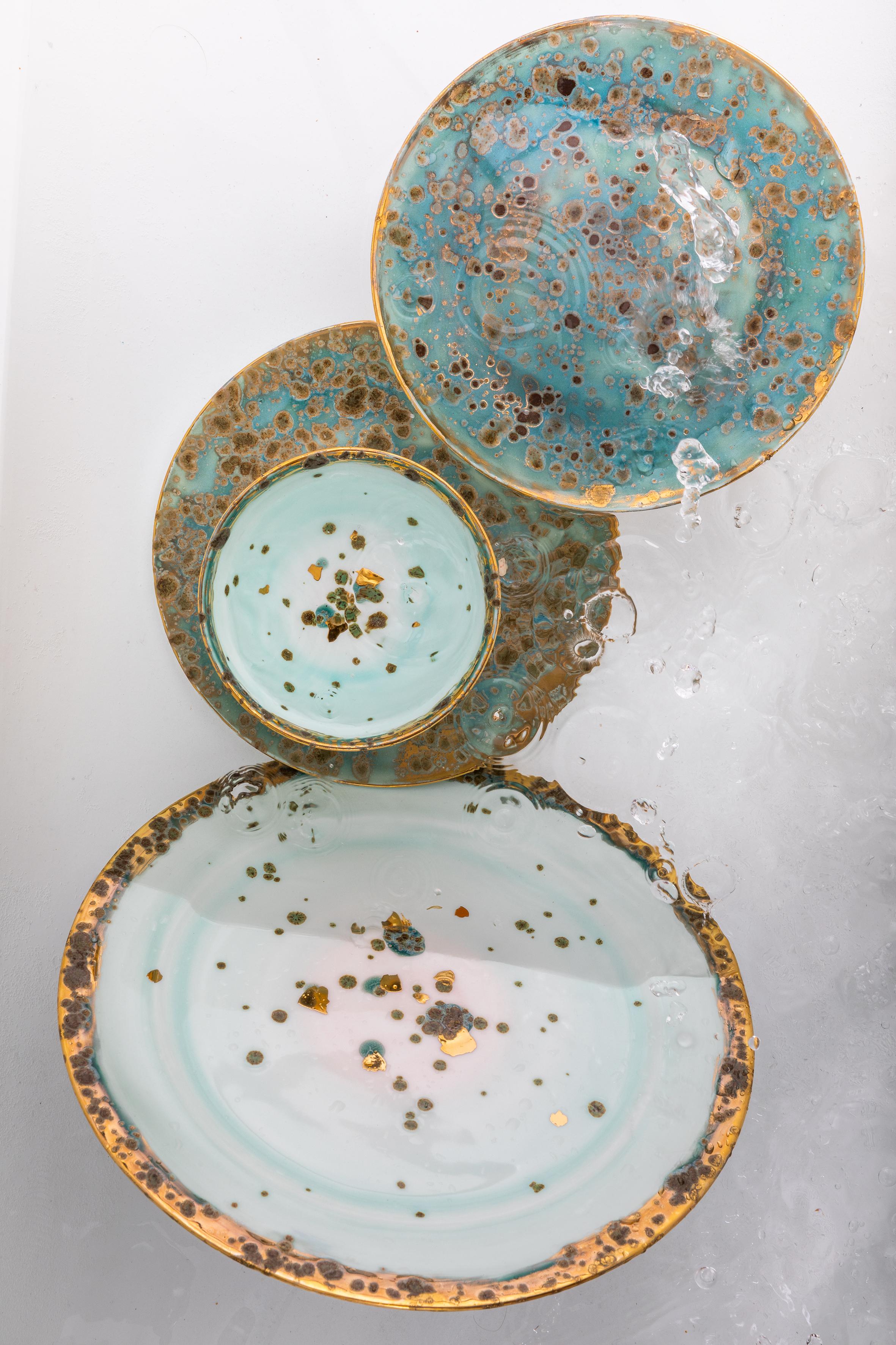 Zeitgenössische Platte Gold handbemalter Teller Porzellan-Tischgeschirr (Handbemalt) im Angebot