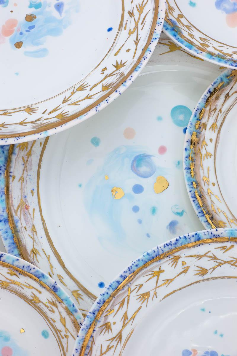 Zeitgenössische Platte Gold handbemalter Teller Porzellan-Tischgeschirr im Zustand „Neu“ im Angebot in Roma, RM