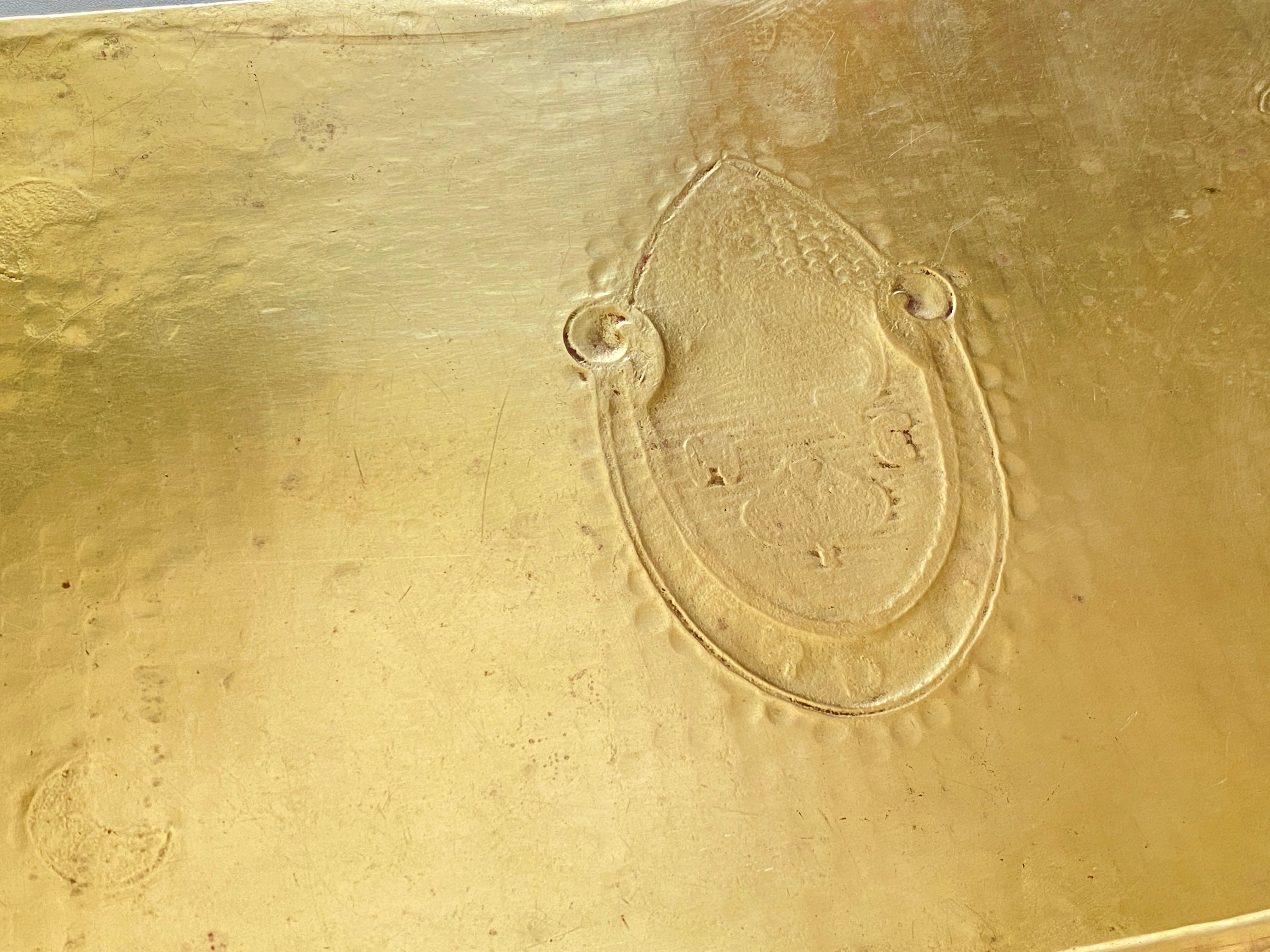 It is a tray from the Art Deco period, in brass with geometric patterns. It was made in France around the 1940s. It is gold in color. Signed and stamped Handaye.