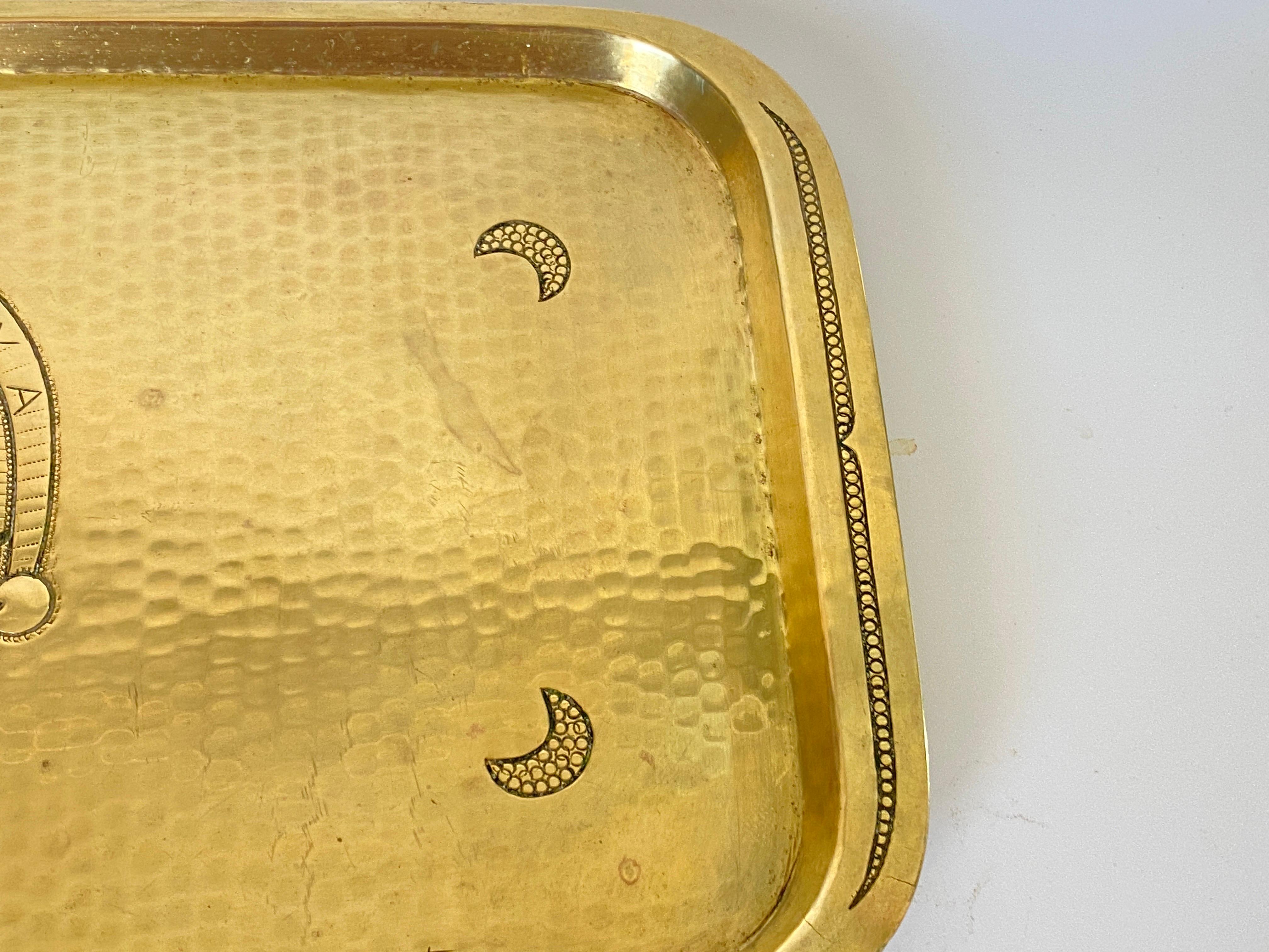 Platte aus Messing, Art-Déco-Periode, Goldfarbe, 2 signiert, Frankreich, 1940 im Zustand „Gut“ im Angebot in Auribeau sur Siagne, FR