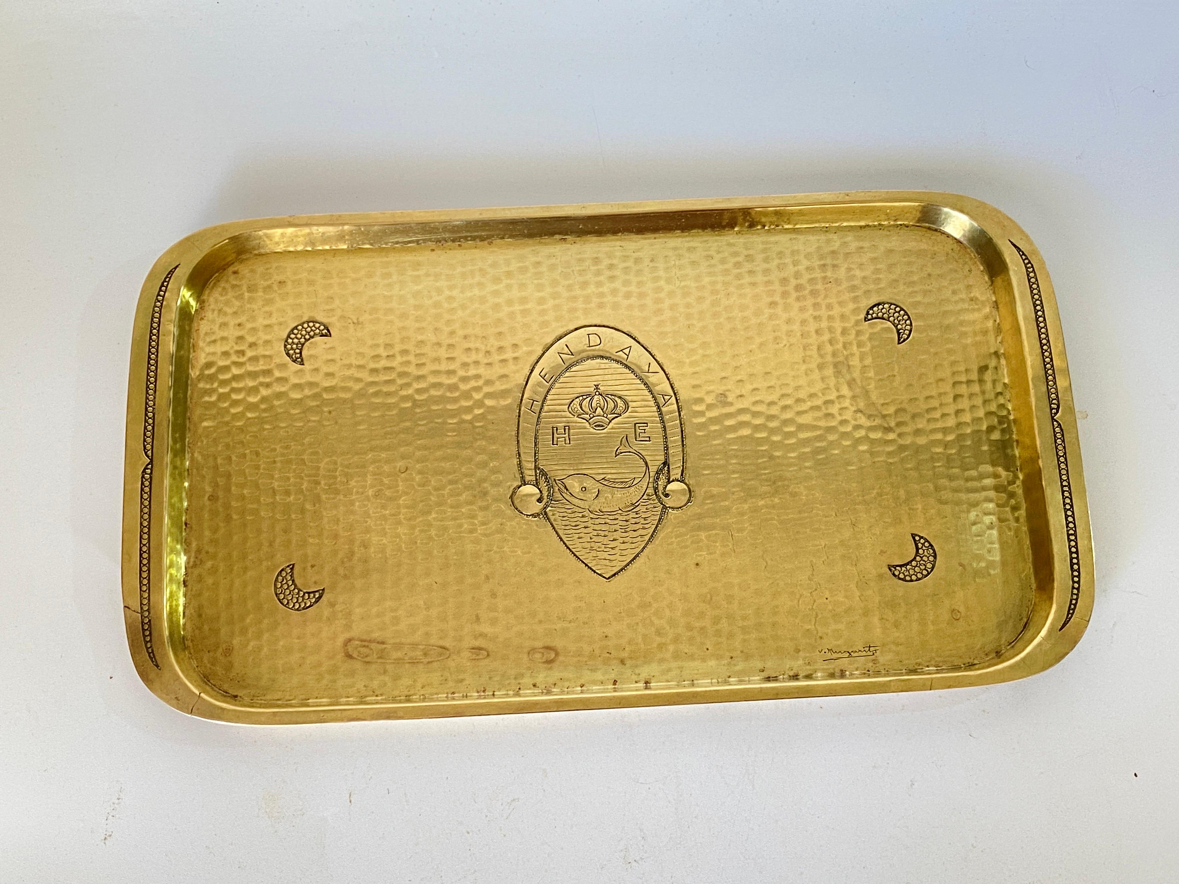 Platte aus Messing, Art-Déco-Periode, Goldfarbe, 2 signiert, Frankreich, 1940 (Mitte des 20. Jahrhunderts) im Angebot