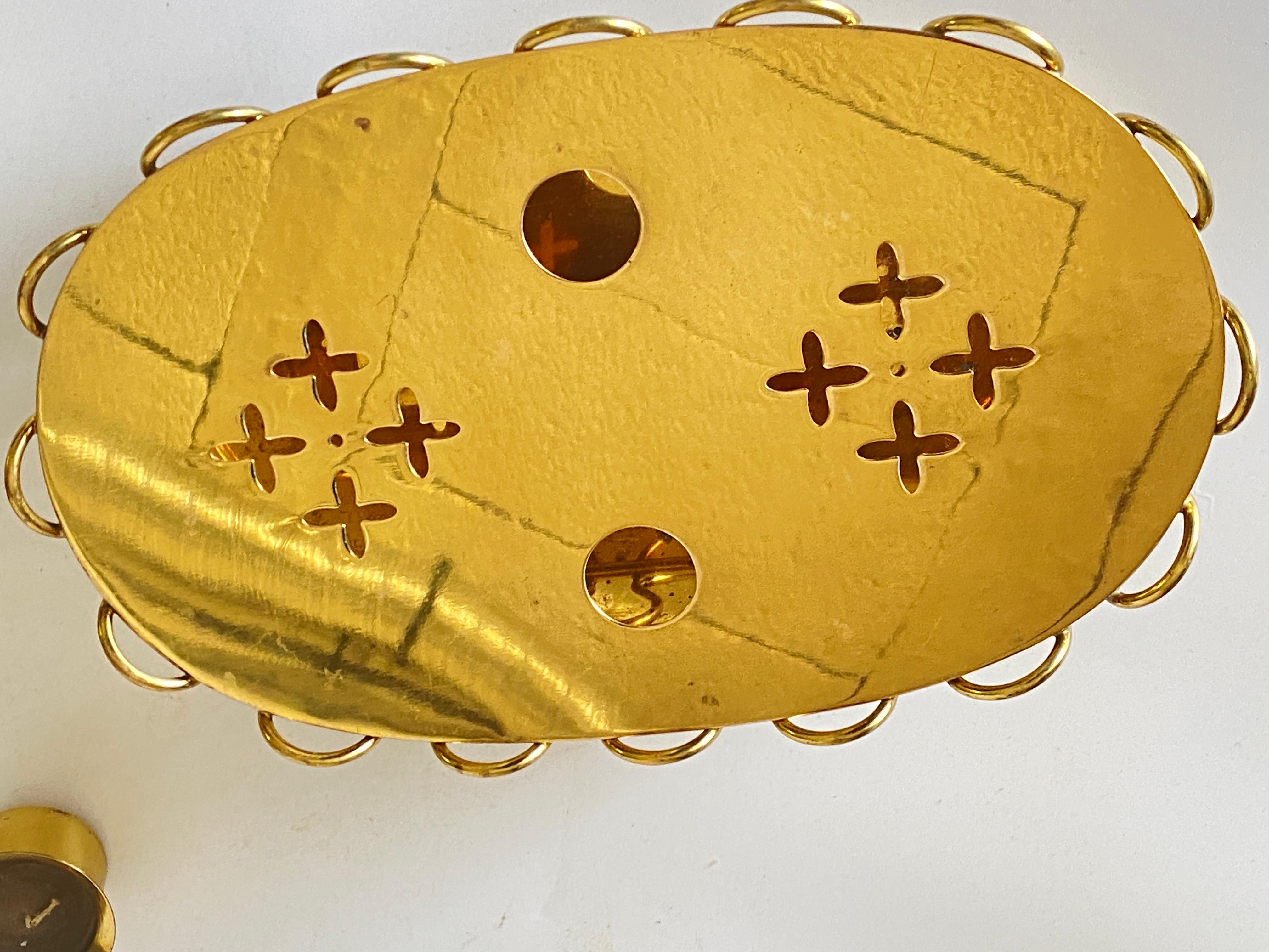 Il s'agit d'un plateau de la période Art déco, en laiton avec des motifs géométriques. Il est équipé de deux  bougeoirs . Il a été fabriqué en Suède dans les années 1940. Il est de couleur or. Le fabricant est Swenskt Ten.