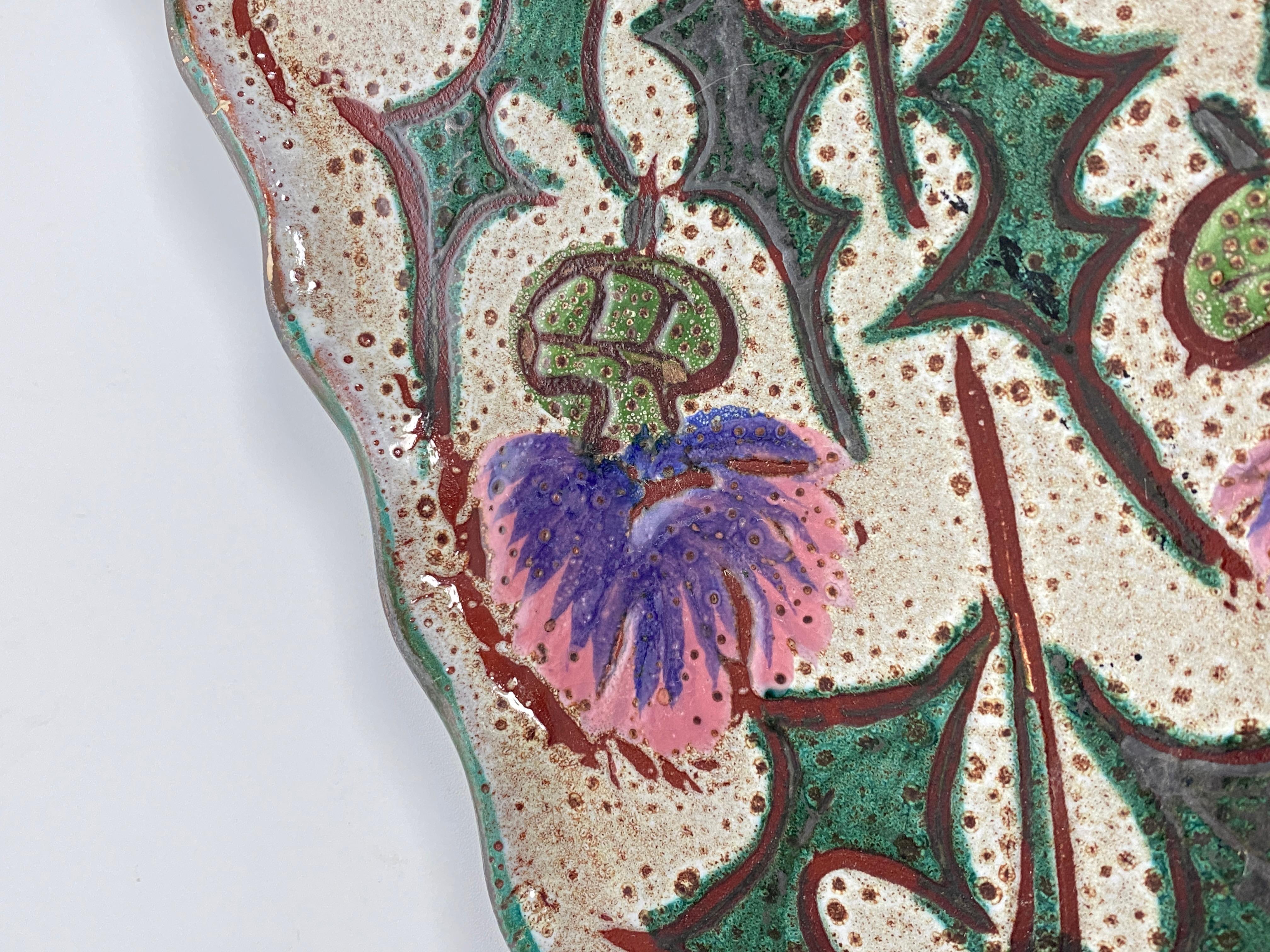 Milieu du XXe siècle Plat en céramique avec motif de fleurs décoratives, vert et violet, France, années 1960 en vente