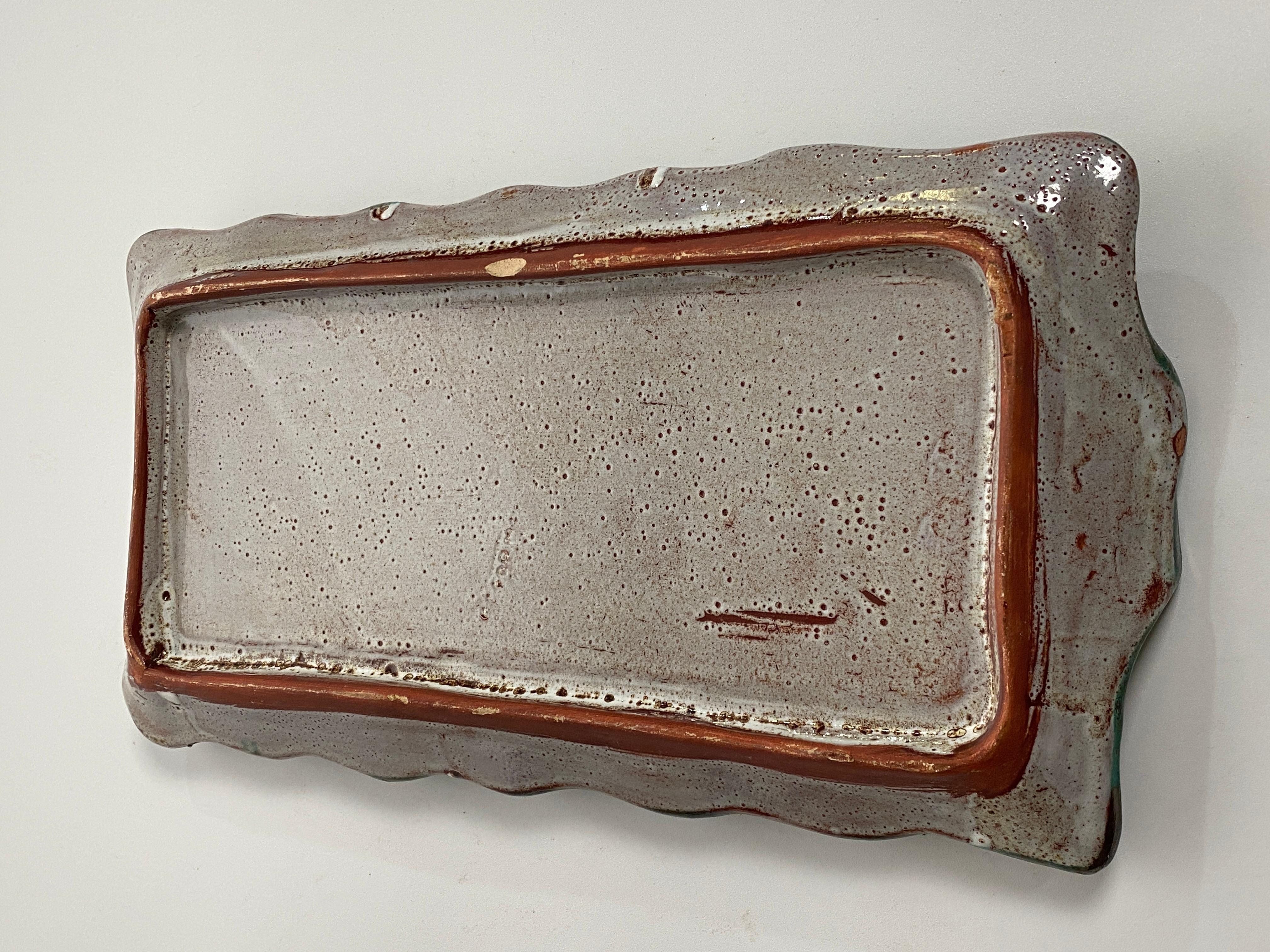 Plat en céramique avec motif de fleurs décoratives, vert et violet, France, années 1960 en vente 1