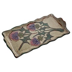 Plato de cerámica con decoración de flores, verde y morado, Francia, años 60