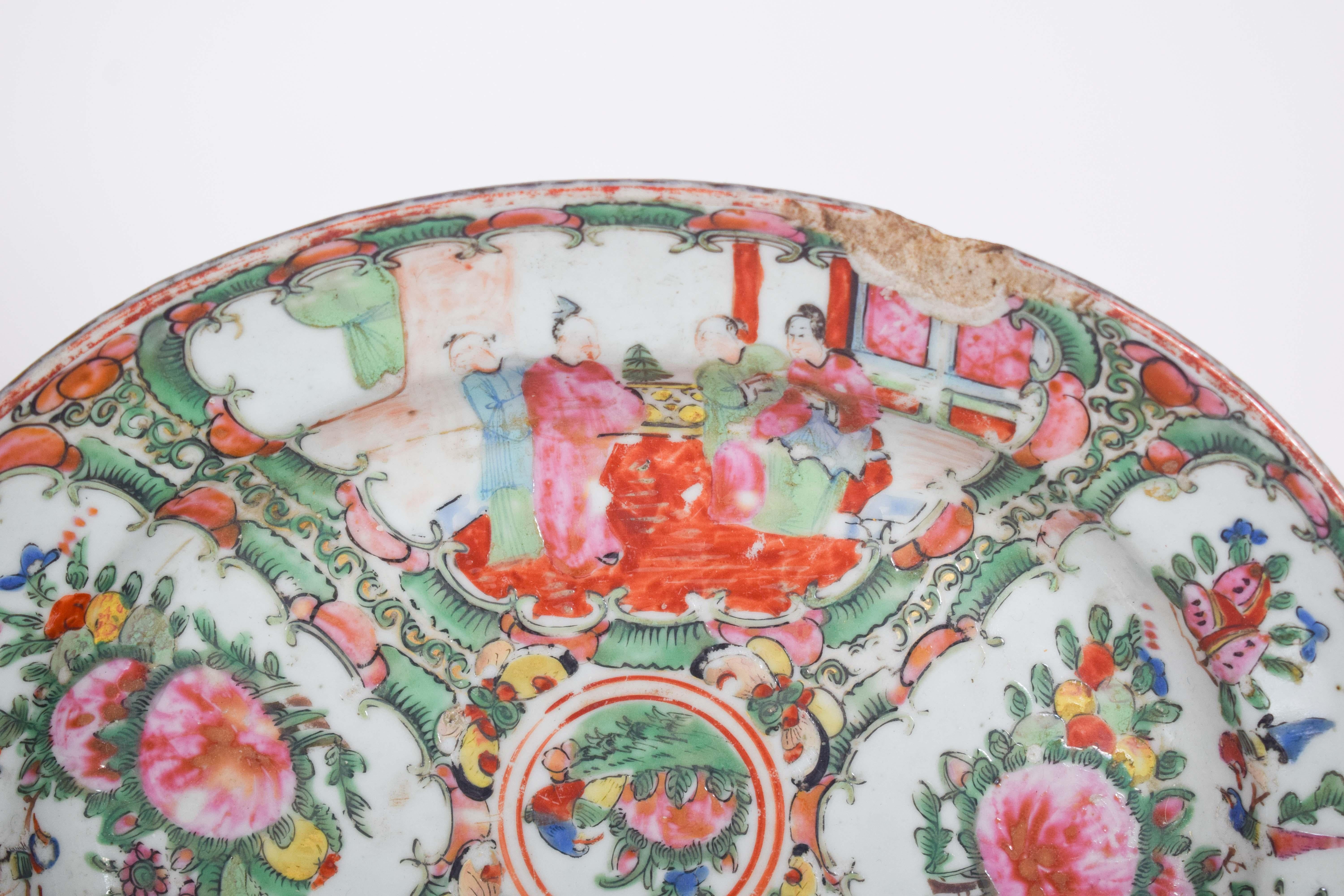 Platte aus chinesischem Exportporzellan, polychrom lackiert (Chinesisch) im Angebot