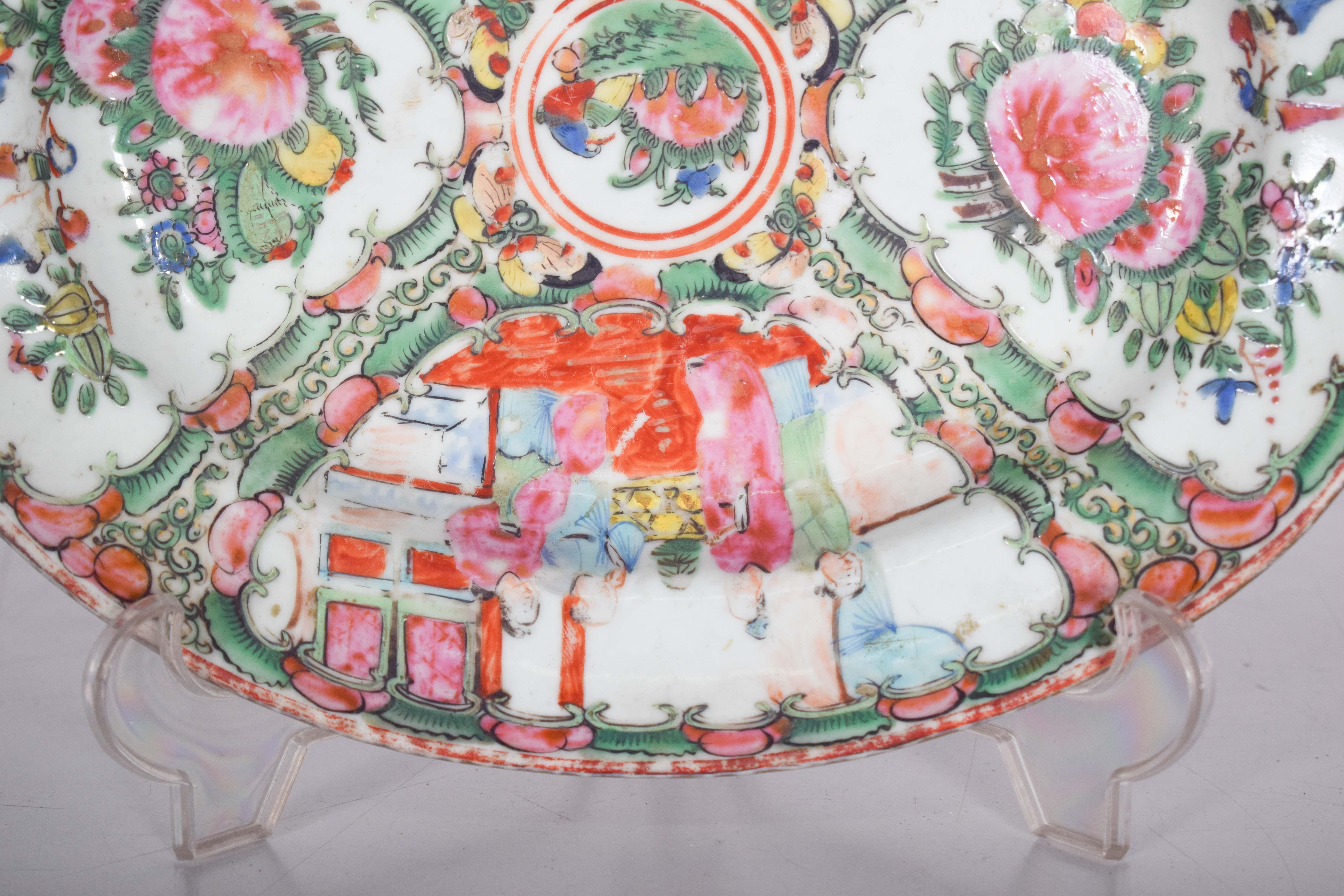 Platte aus chinesischem Exportporzellan, polychrom lackiert im Zustand „Starke Gebrauchsspuren“ im Angebot in Lisboa, Lisboa