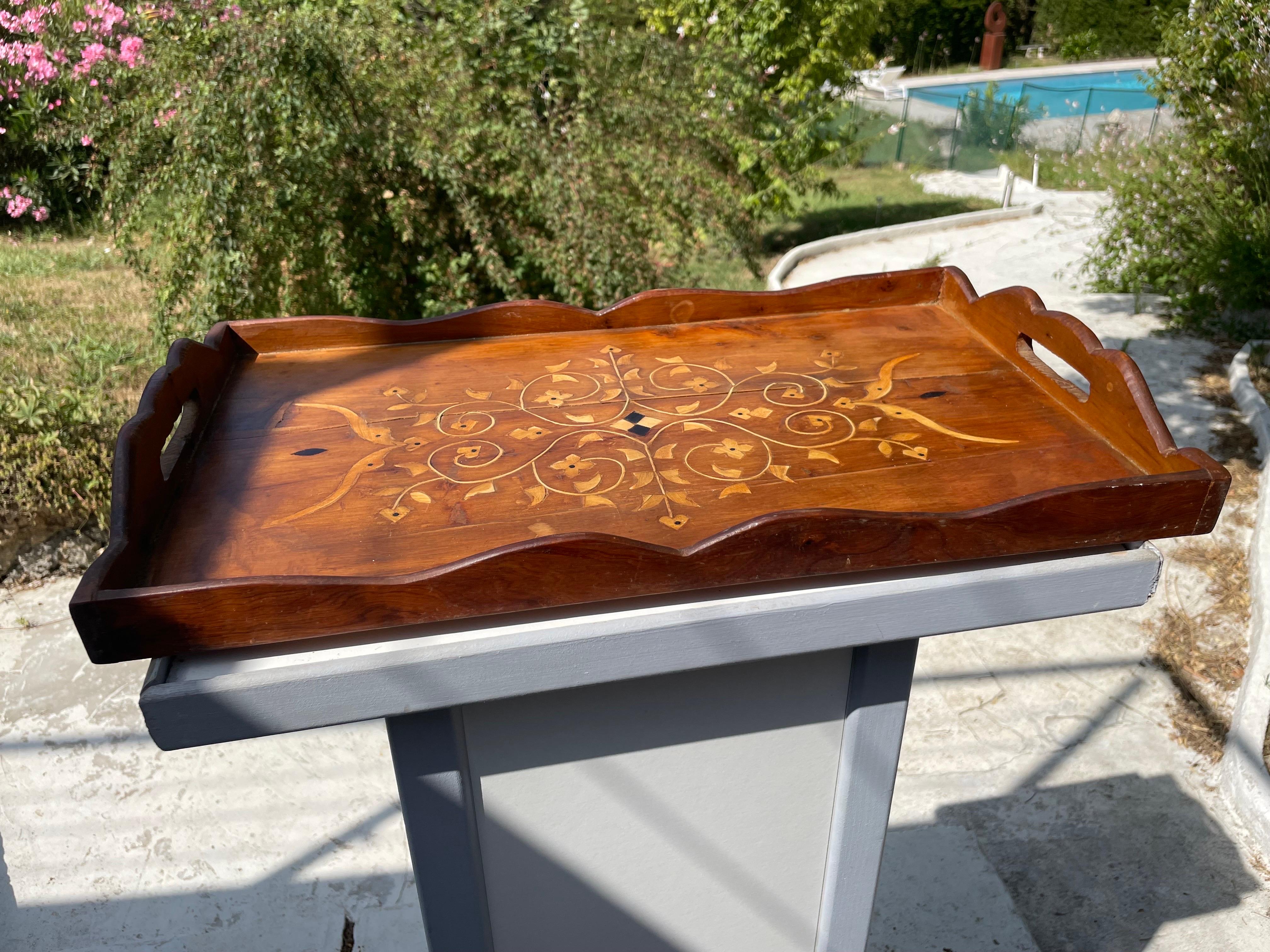 Platter in wood marquetry, brown in color, made in France at the beginning of the 20th century. It has a very nice patina, and a nice shine. What makes this object both a utilitarian object and a decorative object is a tray wood marquetry top that