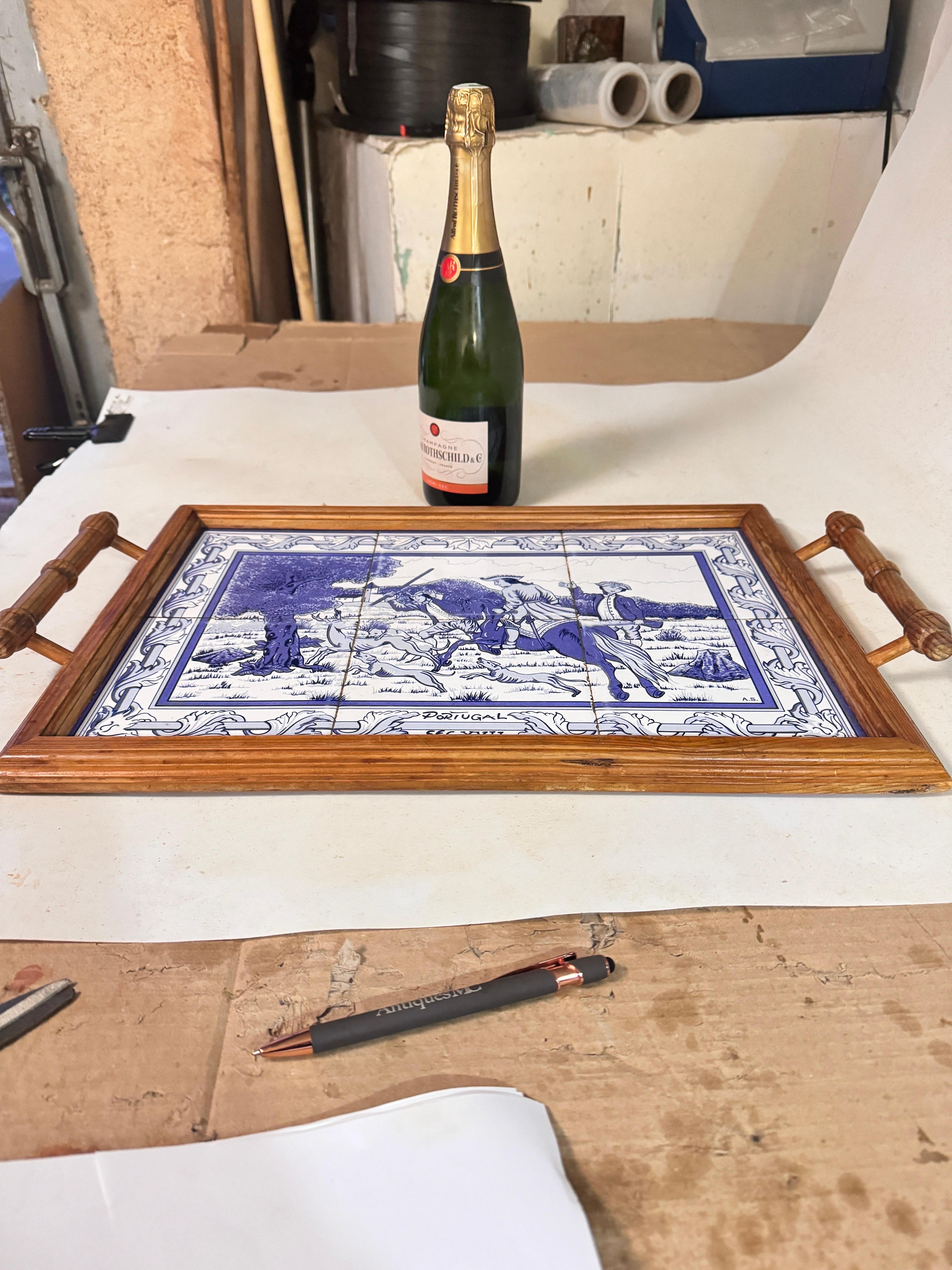 Platte oder Tablett aus Keramik und Holz Portugal 1970er Jahre Blau und Weiß Farbe Azuelos (Portugiesisch) im Angebot