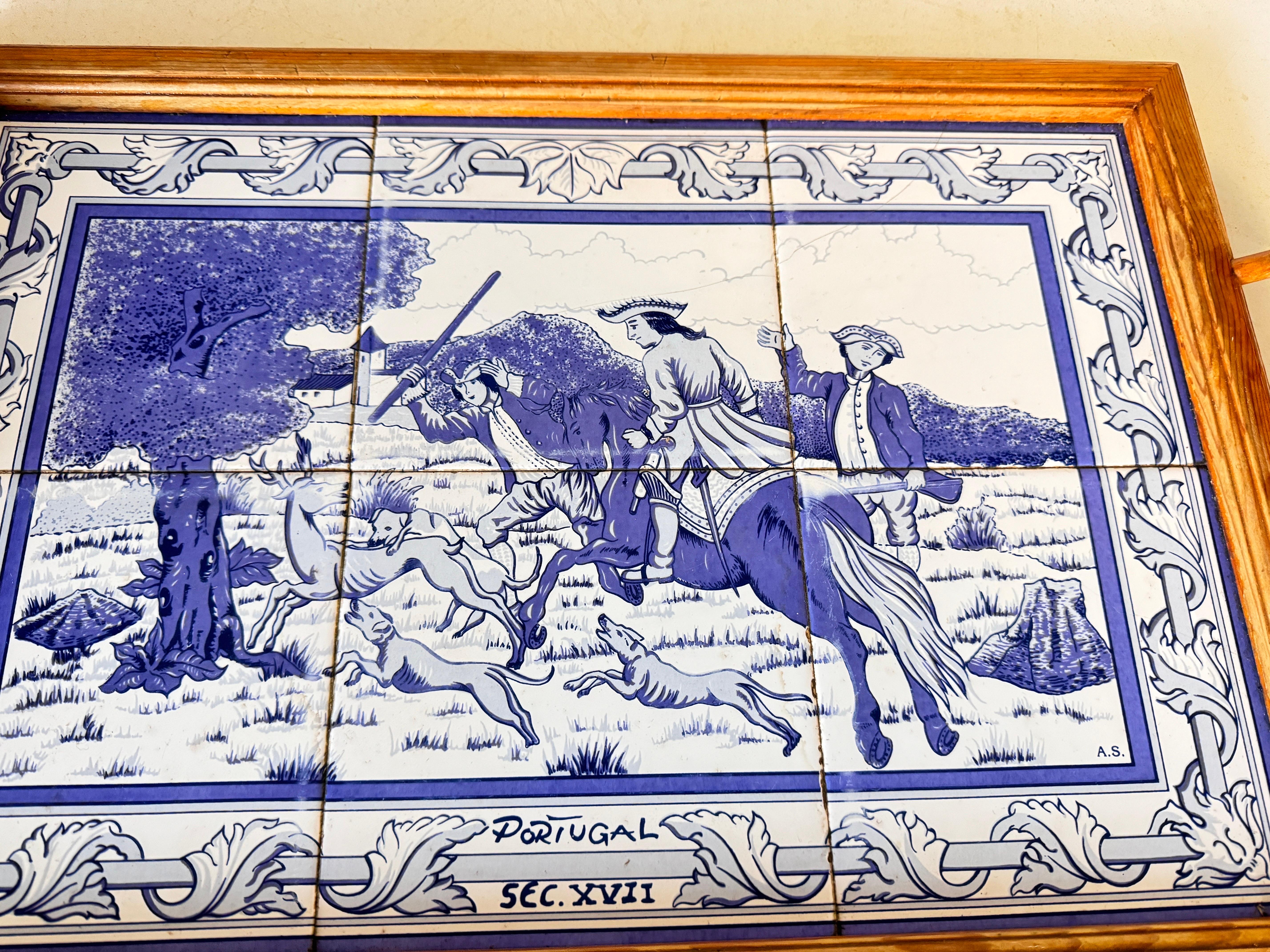 Platte oder Tablett aus Keramik und Holz Portugal 1970er Jahre Blau und Weiß Farbe Azuelos im Zustand „Gut“ im Angebot in Auribeau sur Siagne, FR