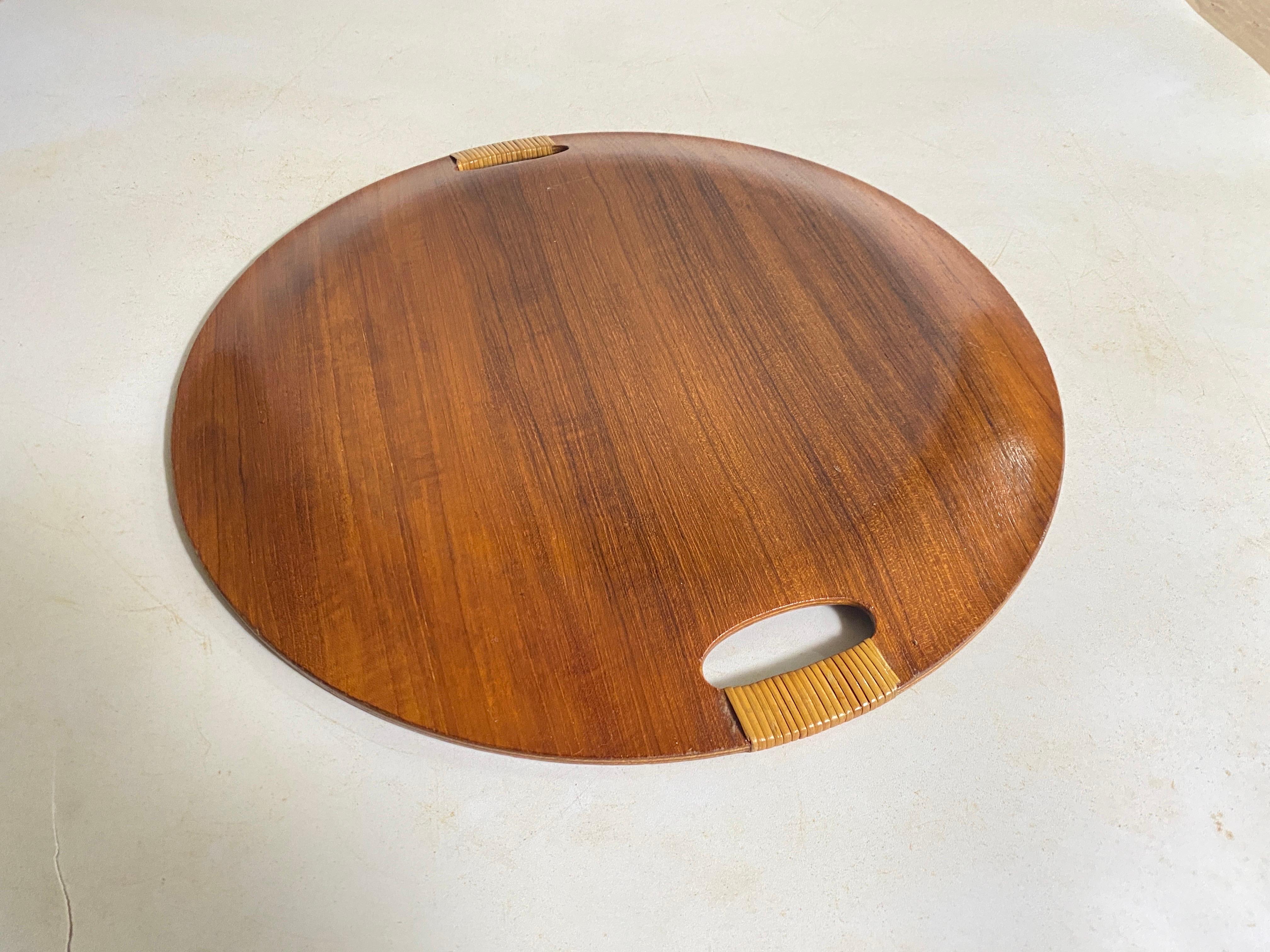 Platte oder Tablett in  Wood Dennemark 1960s Brown Farbe Runde Form (Dänisch) im Angebot