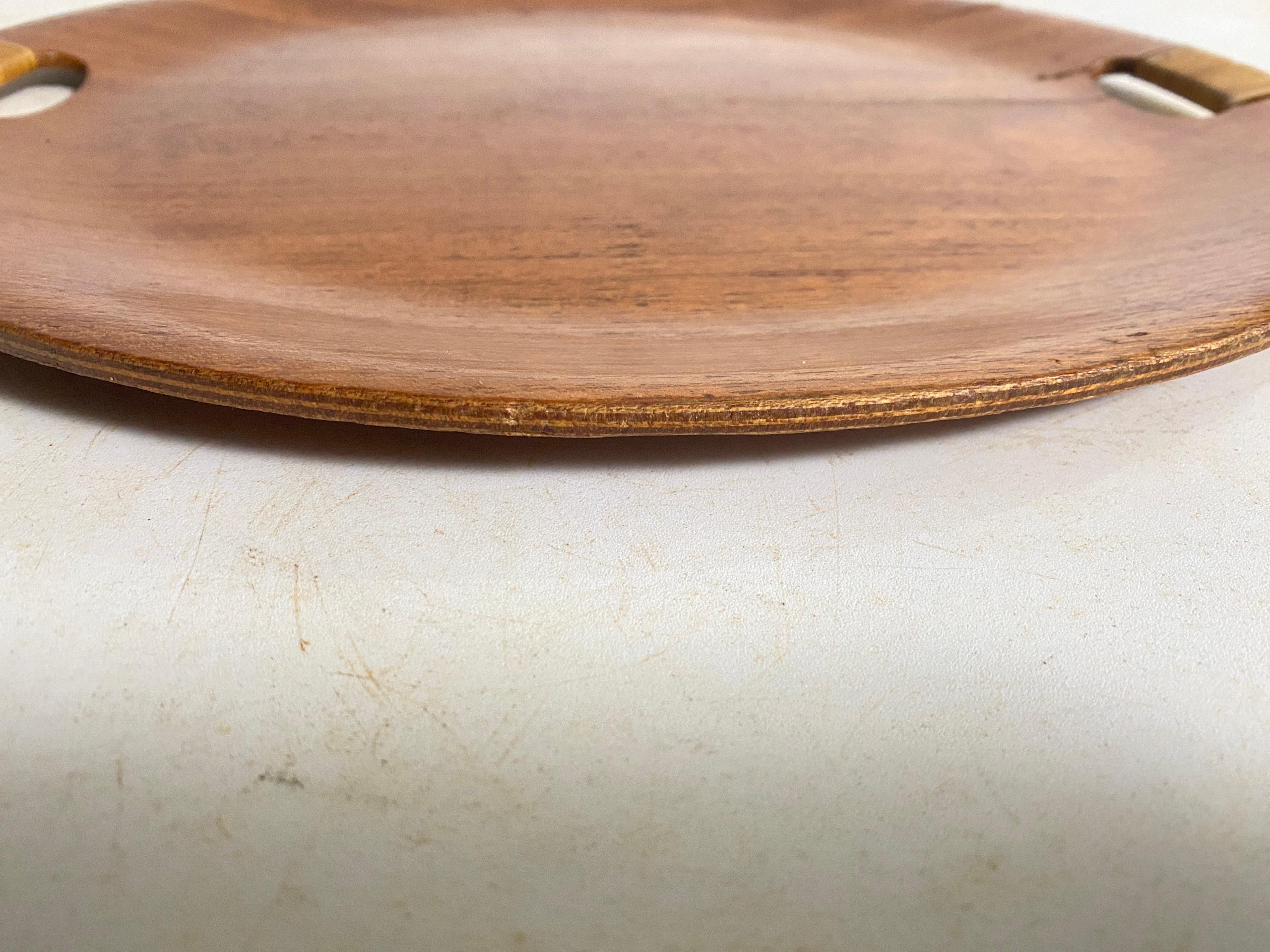 Platter or Tray in  Wood Dennemark 1960s Brown Color Round shape For Sale 3