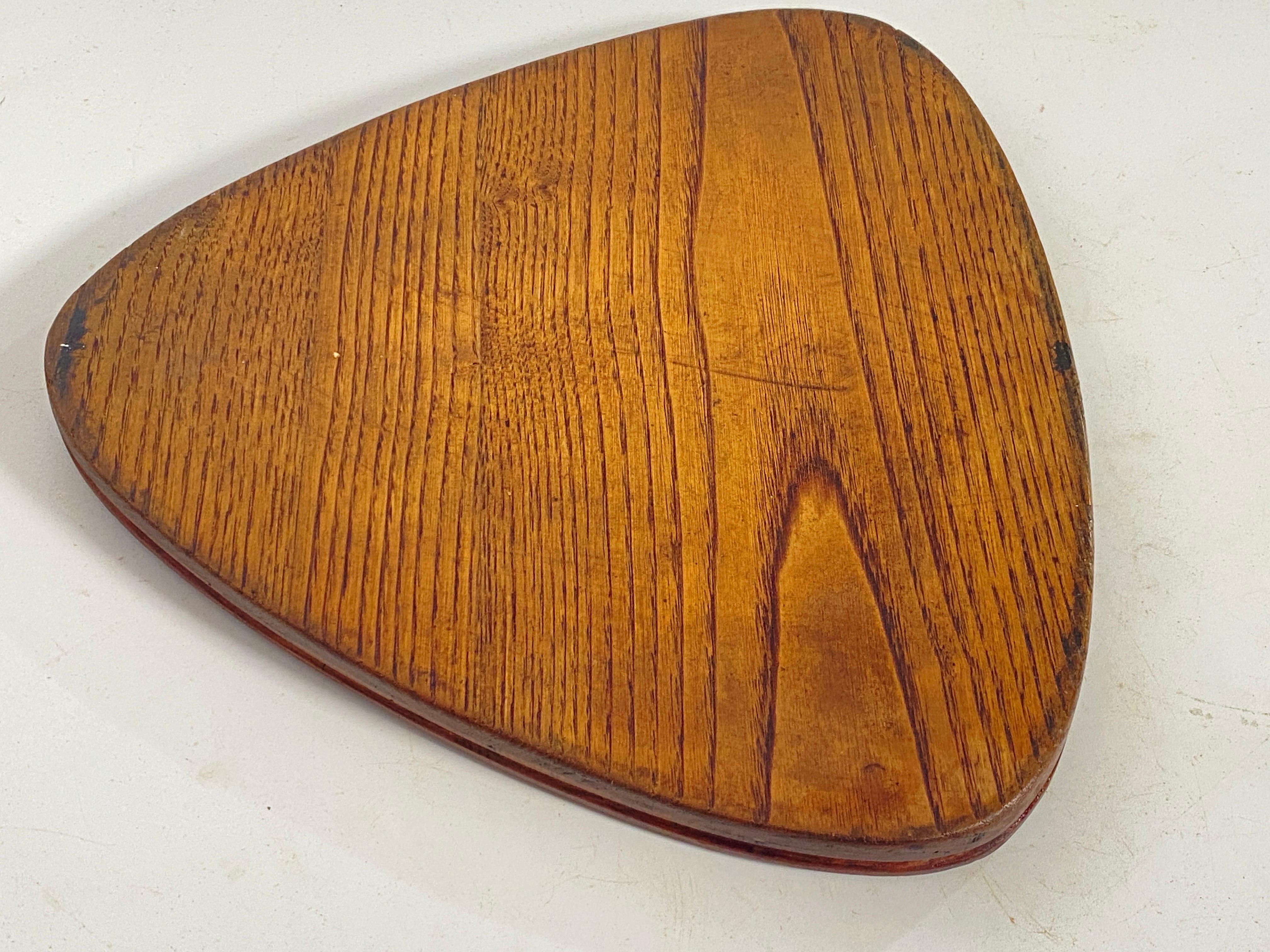 Platte oder Tablett in  Wood Dennemark 1960s Brown Farbe Dreieckige Form (Skandinavische Moderne) im Angebot