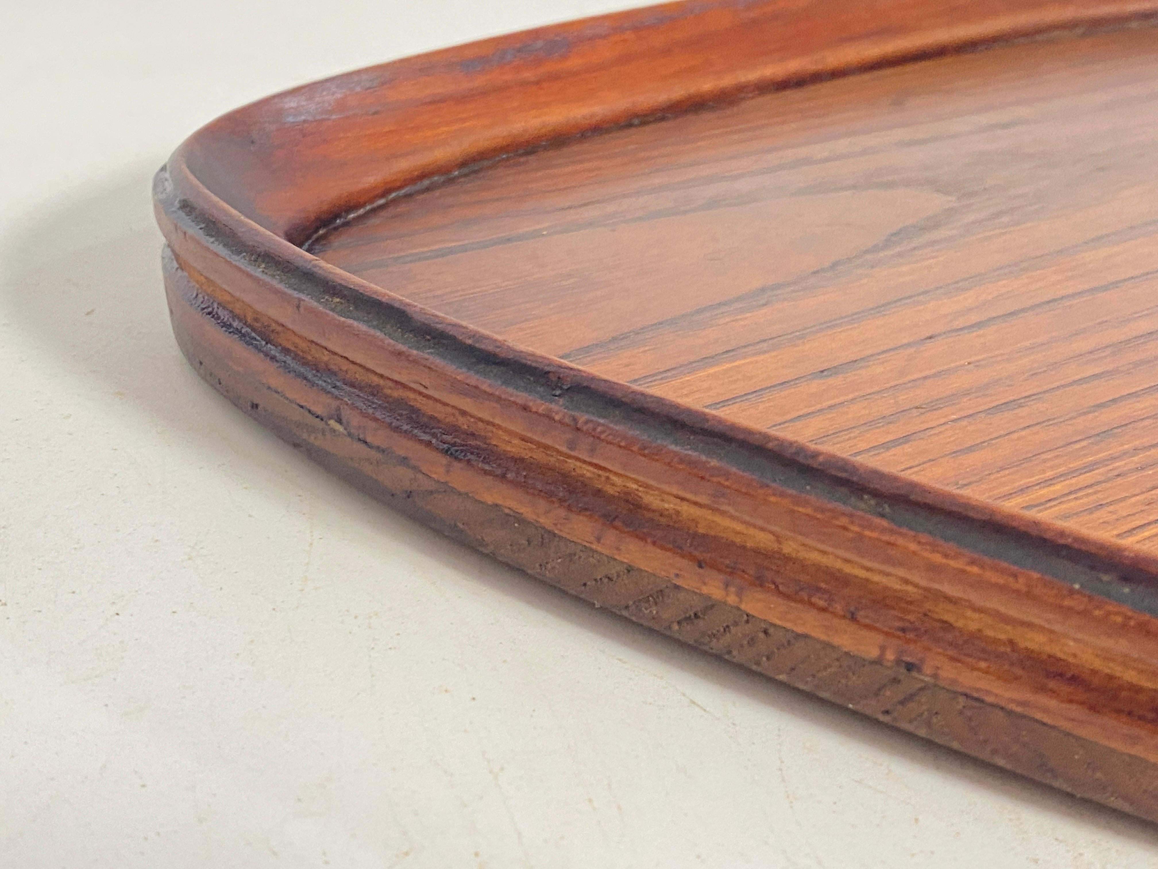 Platte oder Tablett in  Wood Dennemark 1960s Brown Farbe Dreieckige Form im Zustand „Gut“ im Angebot in Auribeau sur Siagne, FR