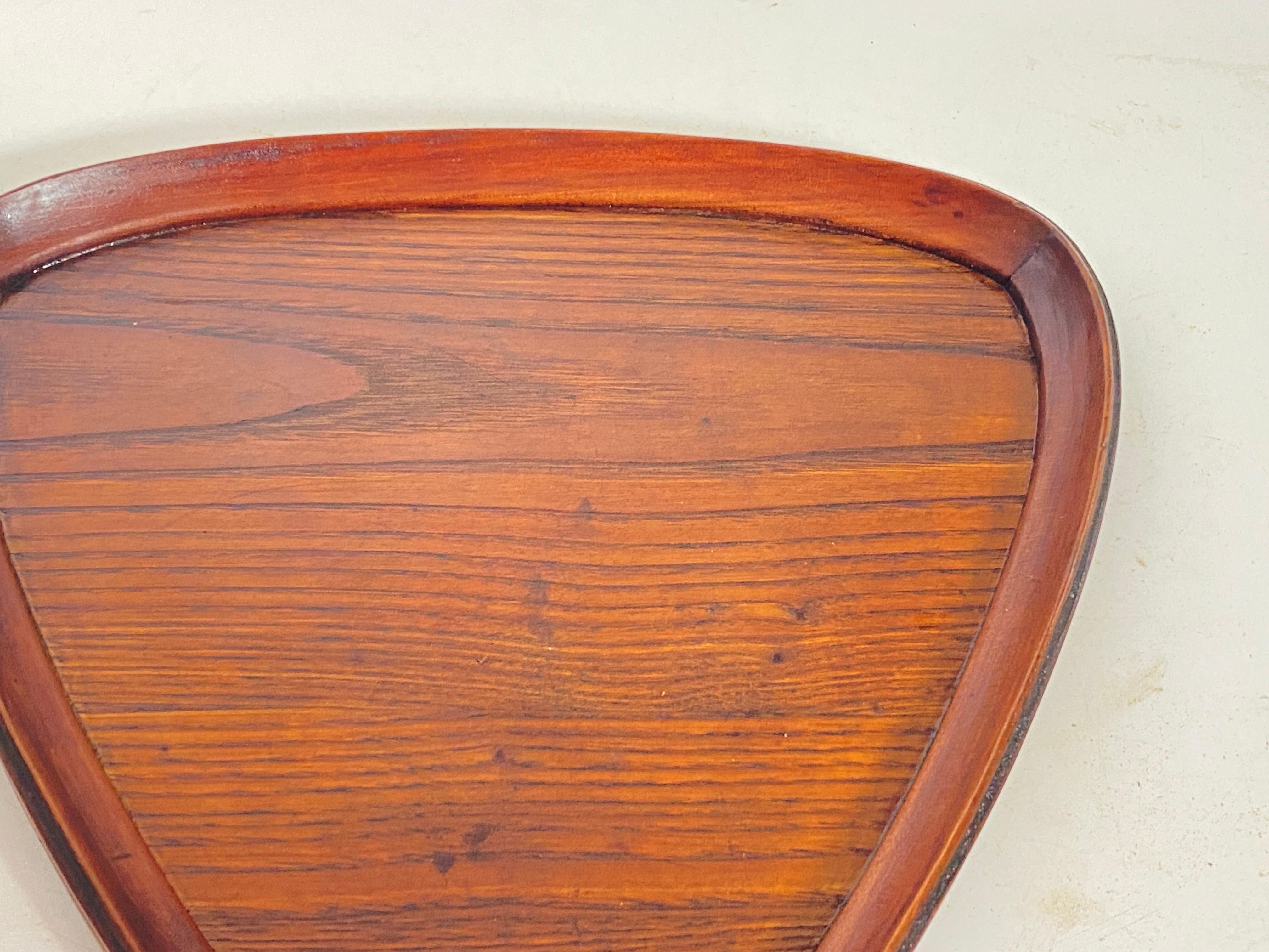 Platte oder Tablett in  Wood Dennemark 1960s Brown Farbe Dreieckige Form (Mitte des 20. Jahrhunderts) im Angebot