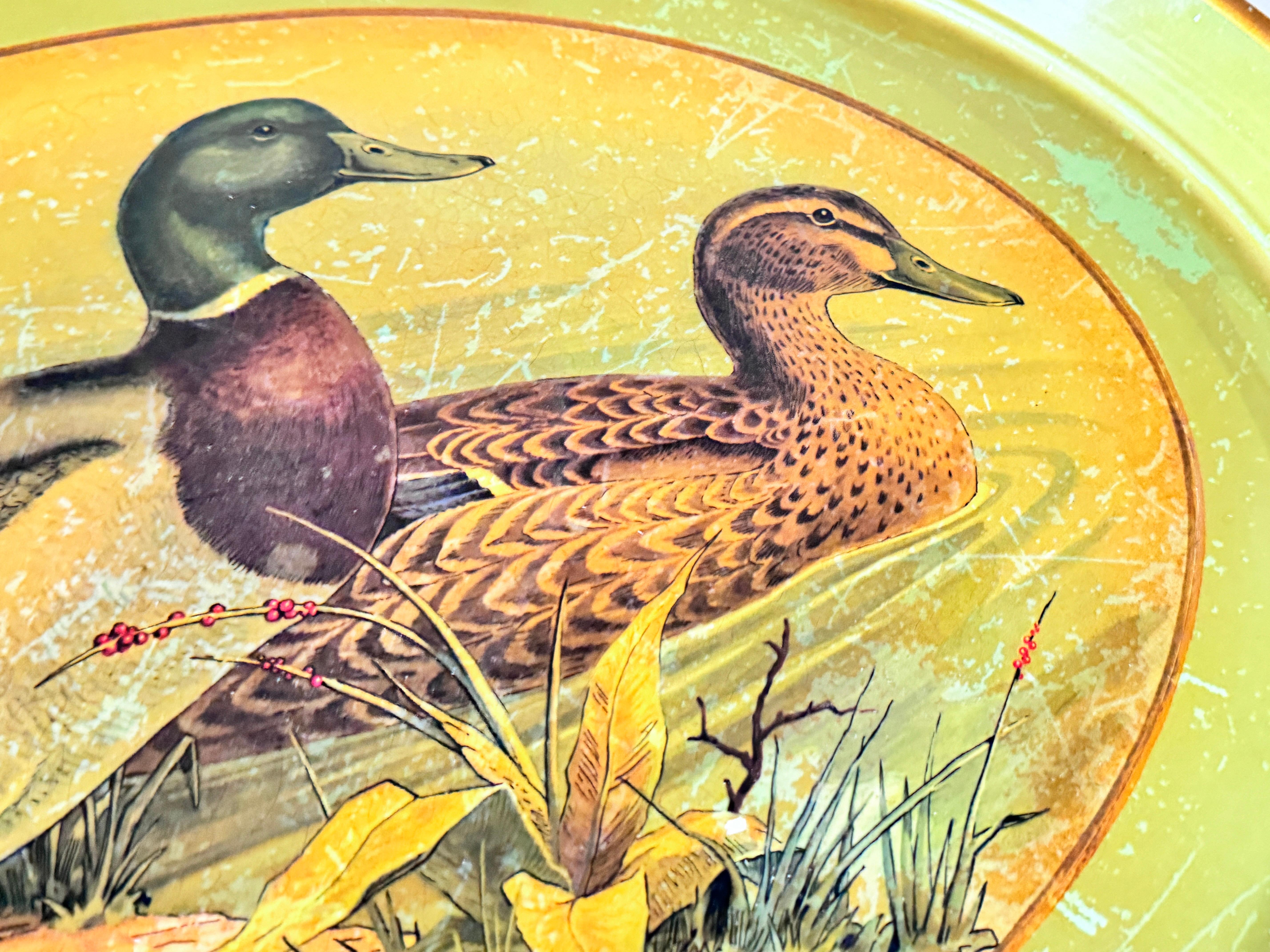 Platte oder Tablett Metall gemalt England 1970er Jahre Grün und Gelb Farbe mit Enten  im Angebot 2