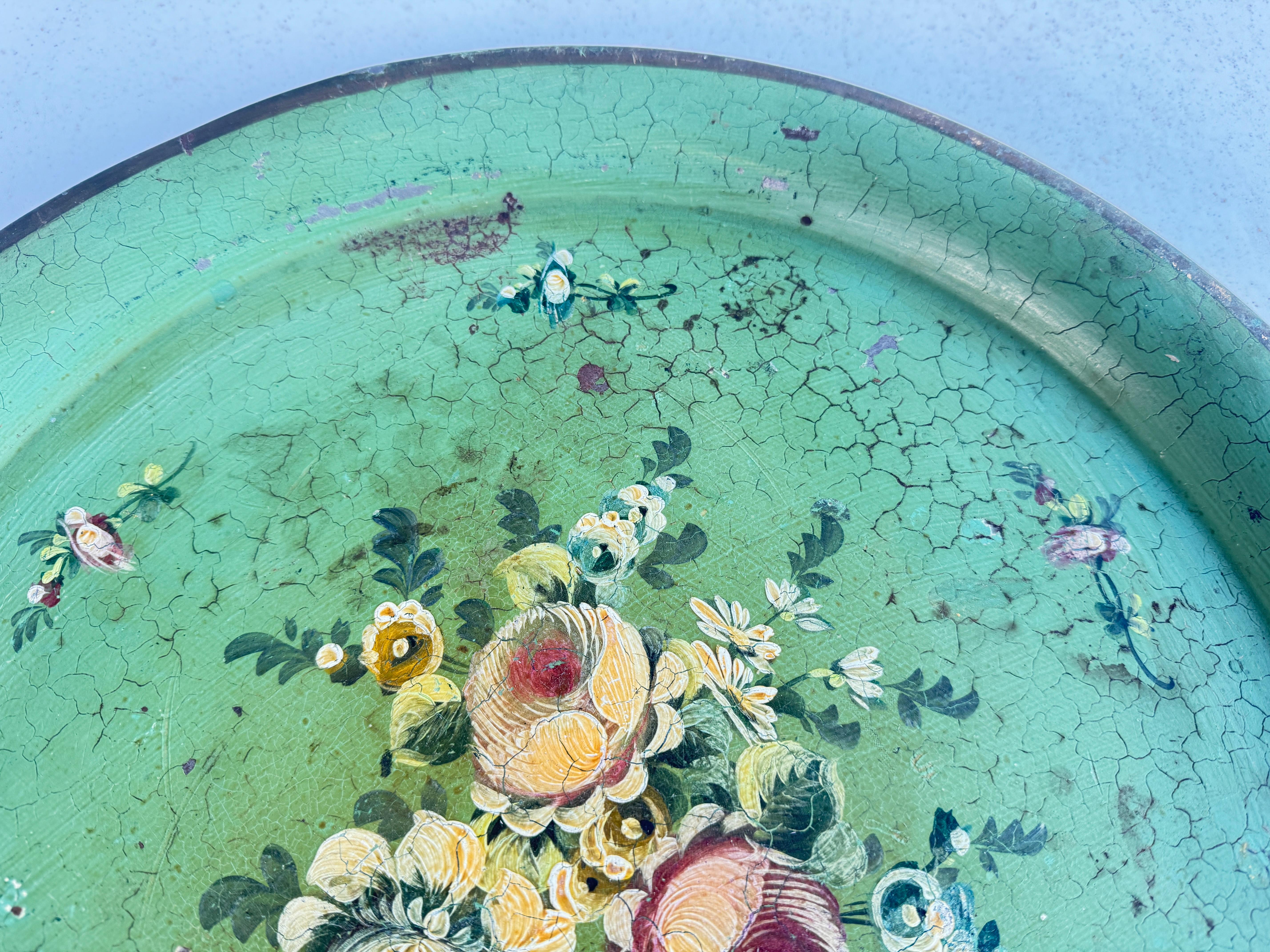 Platte oder Tablett Metall bemalt Frankreich 1970er Jahre Grüne Farbe mit Blumen  (Handbemalt) im Angebot