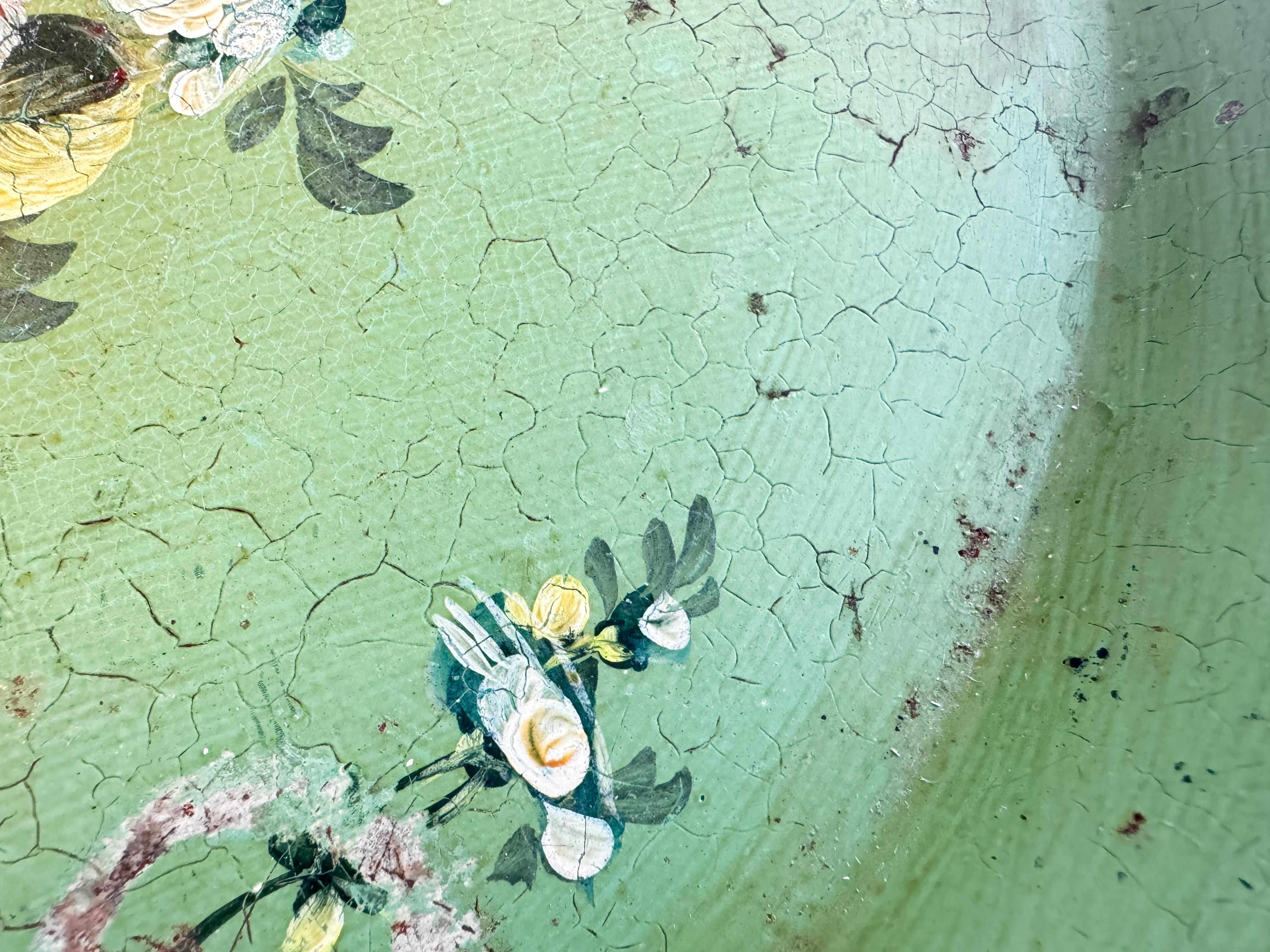 Peint à la main Plateau ou plateau peint en métal vert avec fleurs, France, années 1970  en vente