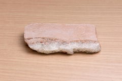 Plateau Valet Strata III Plateau sculptural en grès espagnol et quartz blanc