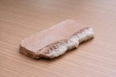 Plateau Valet Strata III Plateau sculptural en grès espagnol et quartz blanc