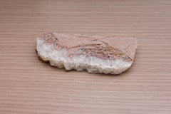 Plateau Valet Stratum IVPlateau sculptural en grès espagnol et quartz blanc