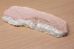 Servierbrett Tablett Strata VI Skulpturales Tablett aus spanischem Sandstein und weißem Quarz