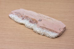 Tablett Valet Tablett Strata VII Skulpturales Tablett aus spanischem Sandstein und weißem Quarz