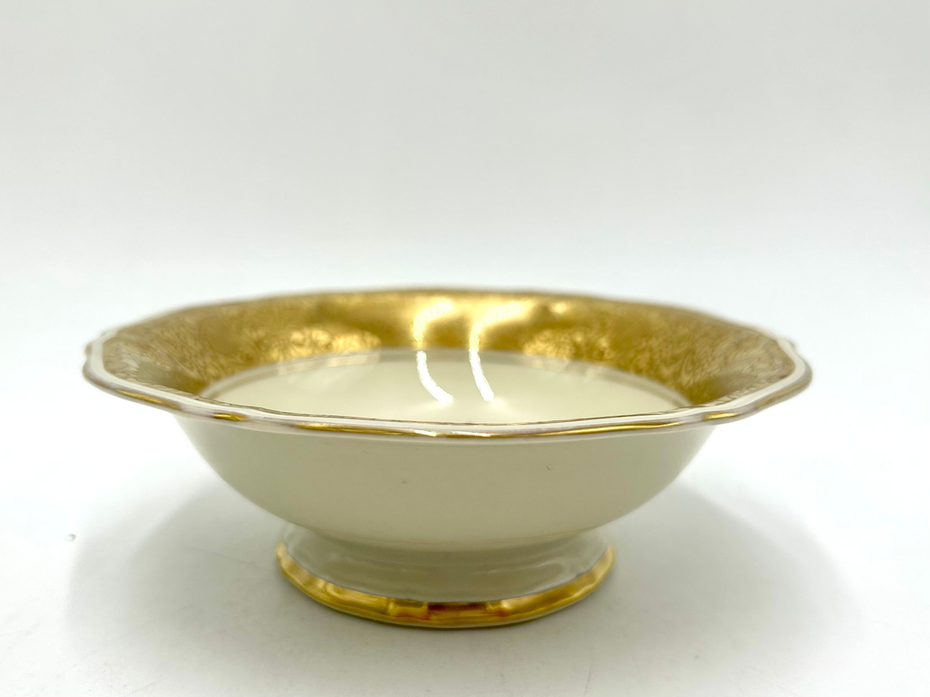 Beautiful porcelain platter-bowl in ecru color decorated with gilding and a floral motif
A product of the valued German manufacturer Rosenthal, marked with the mark used in 1948. A platter from the Classic elegant Chipendale series.
Very good