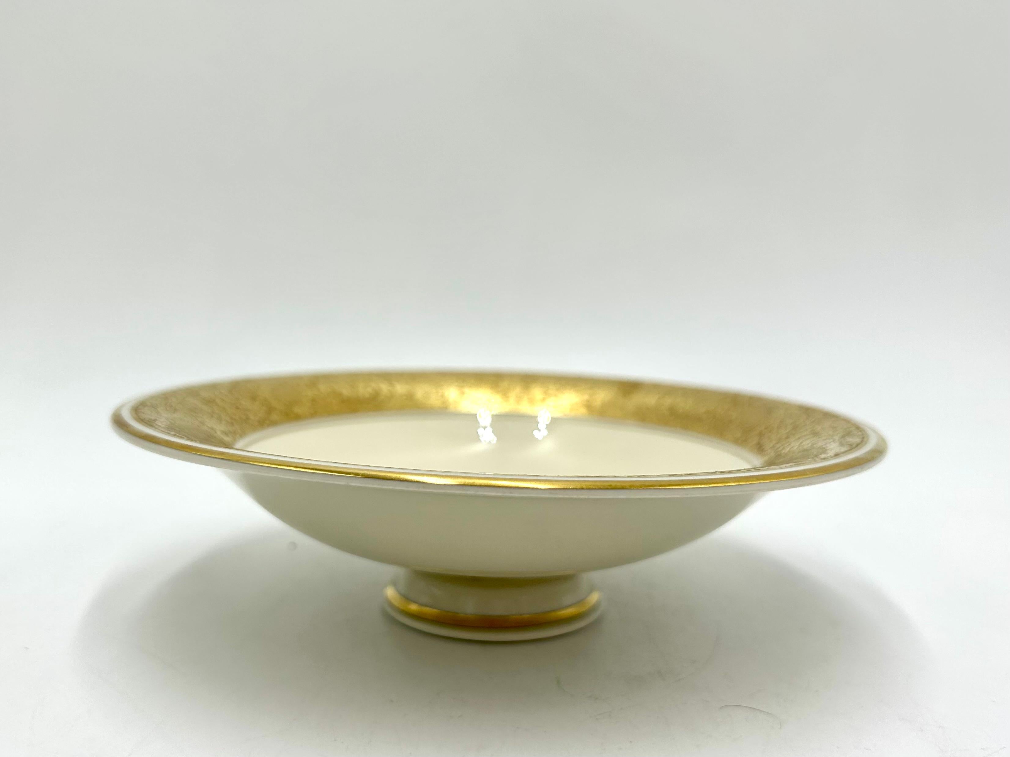 Beautiful porcelain platter-bowl in ecru color decorated with gilding and a floral motif
A product of the valued German manufacturer Rosenthal, marked with the mark used in 1950.
Very good condition, no damage.
height 5 cm, diameter 17 cm.