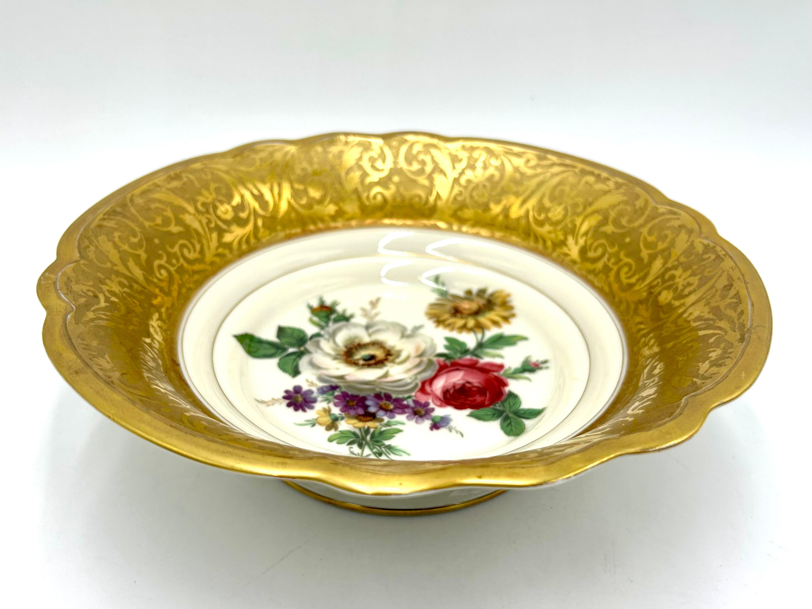 Beautiful porcelain platter-bowl in ecru color decorated with gilding and a floral motif
A product of the valued German Rosenthal manufacturer, marked with the mark used in the years 1938-1952.
Platter from the classic beautiful Pompadour series.