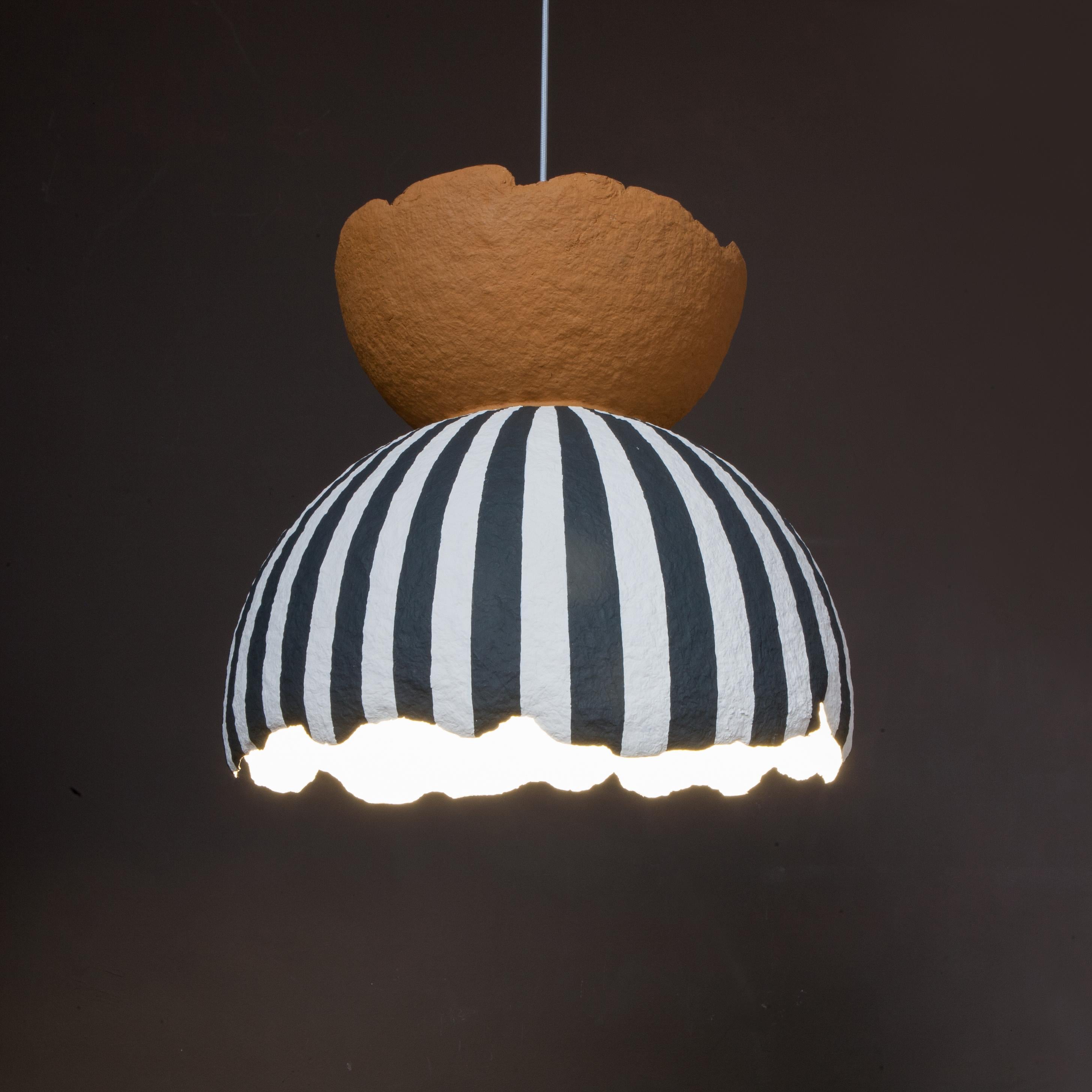 Lampada a sospensione Plattya Okhra Smuzhka 51 di Yalanzhi Objects
Dimensioni: P 51 x L 51 x H 42 cm. 
Materiali: Cellulosa. 

La cellulosa è un materiale riciclato che un tempo era una foresta. Una finitura di alta qualità e di lunga durata.