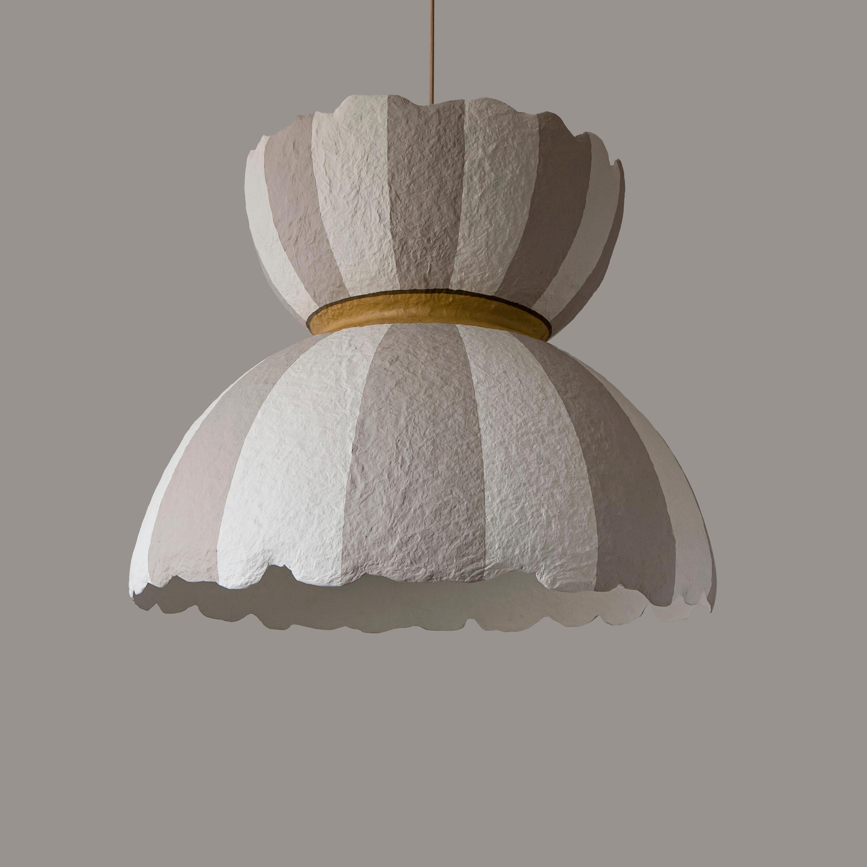 Lampada a sospensione Plattya Perla 62 di Yalanzhi Objects
Dimensioni: D 62 x L 62 x H 52 cm. 
Materiali: Cellulosa. 

La cellulosa è un materiale riciclato che un tempo era una foresta. Una finitura di alta qualità e di lunga durata. Rivestimento