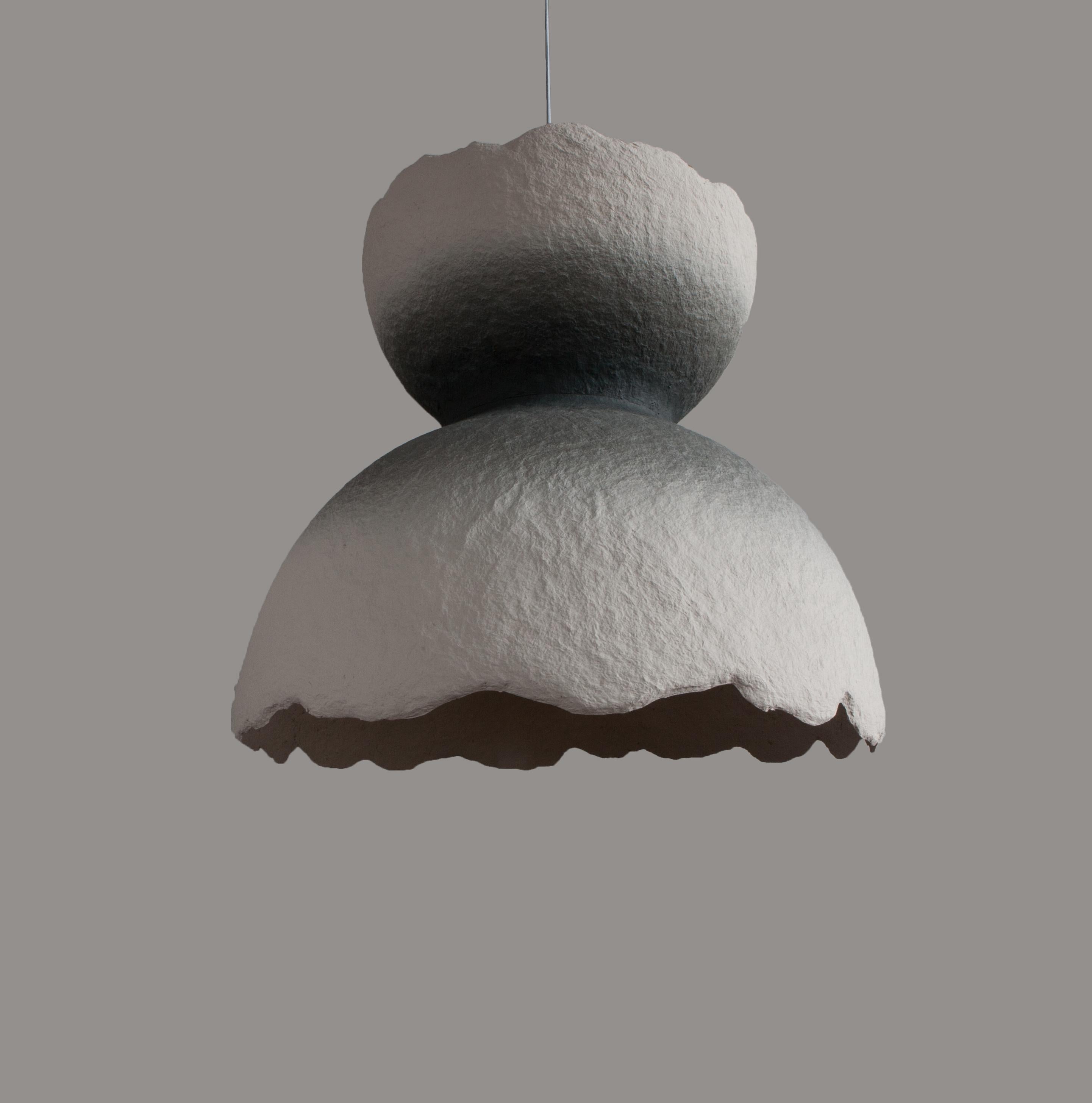 Lampe suspendue Gradient 75 Plattya Popil de Yalanzhi Objects
Dimensions : D 75 x L 75 x H 63 cm. 
MATERIAL : Cellulose. 

La cellulose est un matériau recyclé qui provenait autrefois de la forêt. Une finition de haute qualité et durable. Revêtement