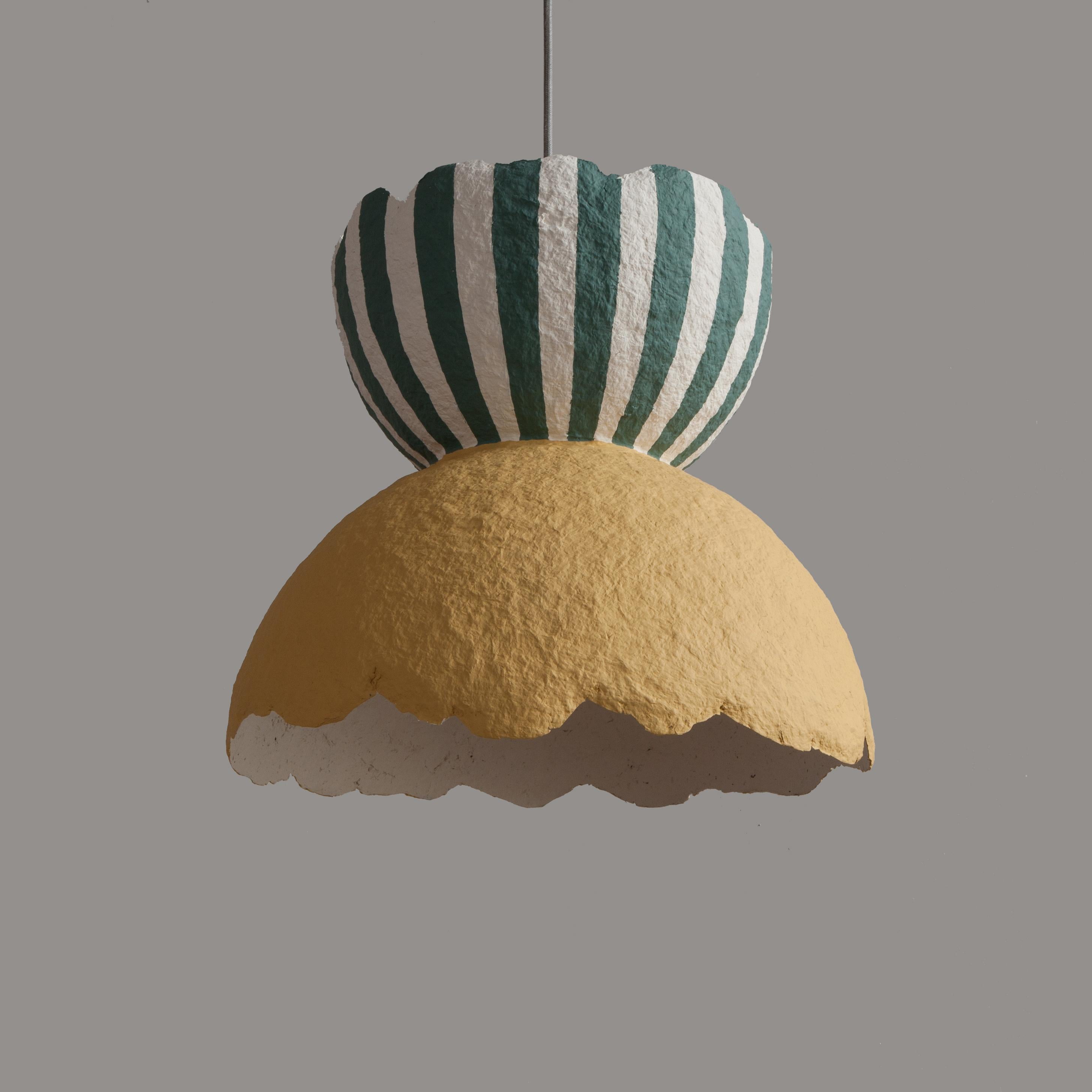 Lampada a sospensione Plattya Smuzhka Med 35 di Yalanzhi Objects
Dimensioni: D 35 x L 35 x H 30 cm. 
Materiali: Cellulosa. 

La cellulosa è un materiale riciclato che un tempo era una foresta. Una finitura di alta qualità e di lunga durata.