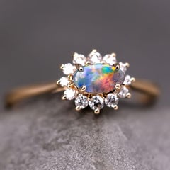 Jeu de couleurs Opale Boulder Bague de fiançailles halo diamant or 18K