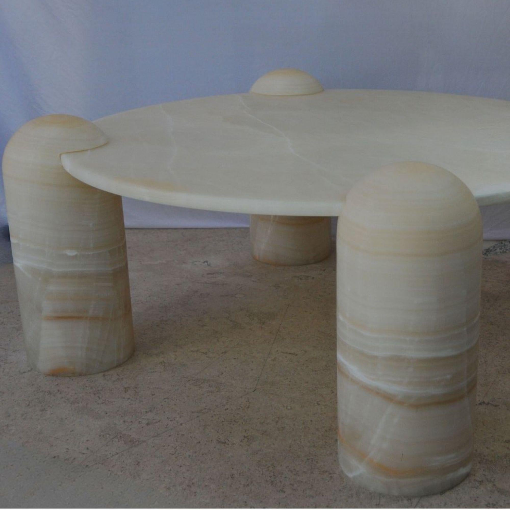 Play Time Toy Table, Mexican White Onxy Stone, 100cm Diameter, 45cm Height (Geschnitzt) im Angebot