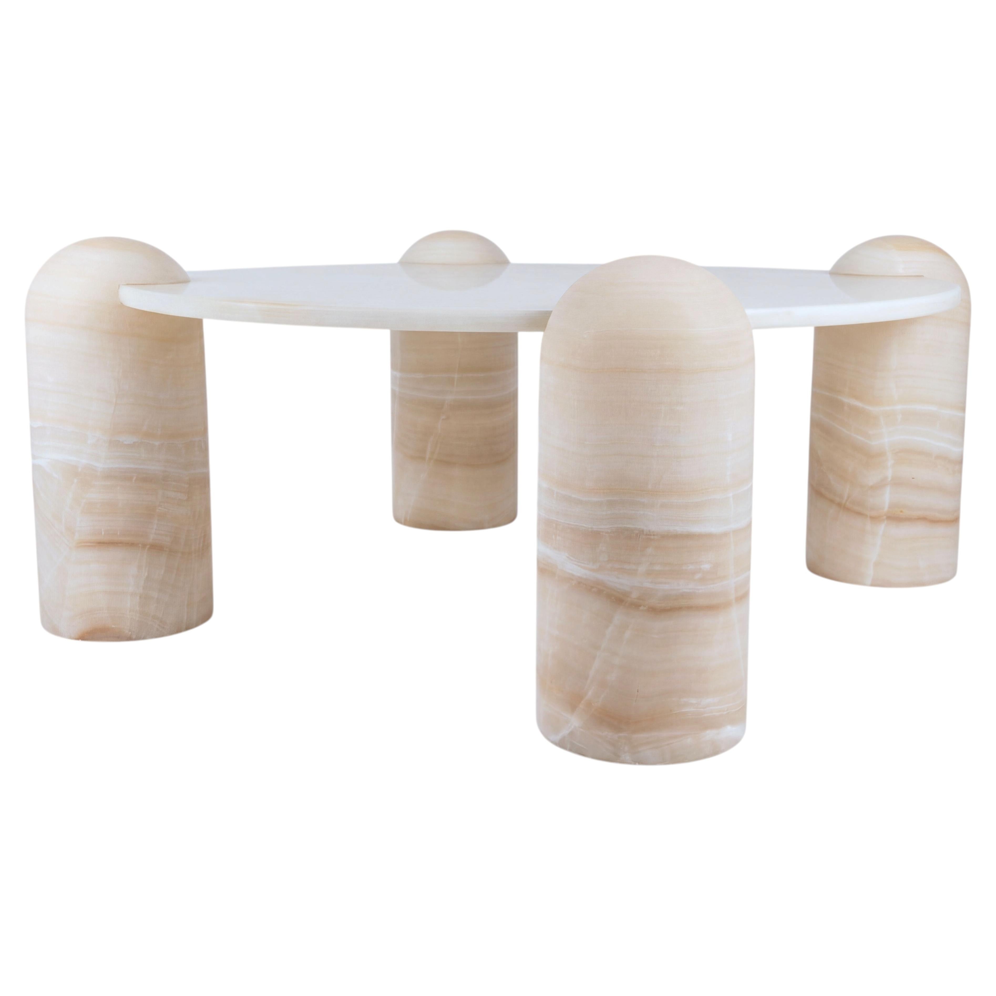 Table basse sculpturale, en onyx blanc mexicain sculpté à la main, 70 cm de diamètre en vente