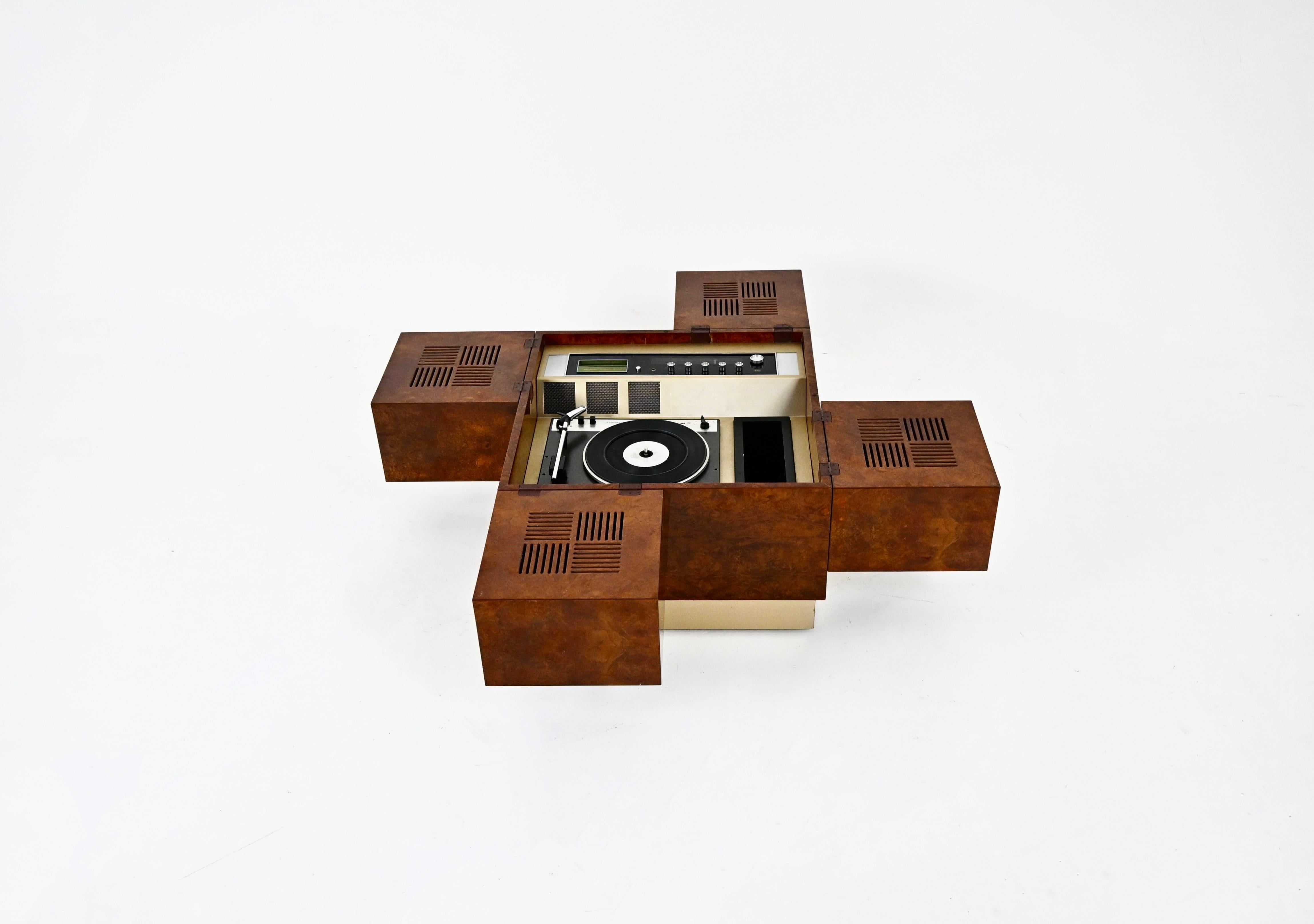 Stéréo qui peut être fermée en forme de cube et ouverte en écartant les baffles. Il comprend une radio, un tourne-disque et un lecteur de cassettes à 8 pistes. Il est également possible de connecter le téléphone via Bluethoot. La couleur de la