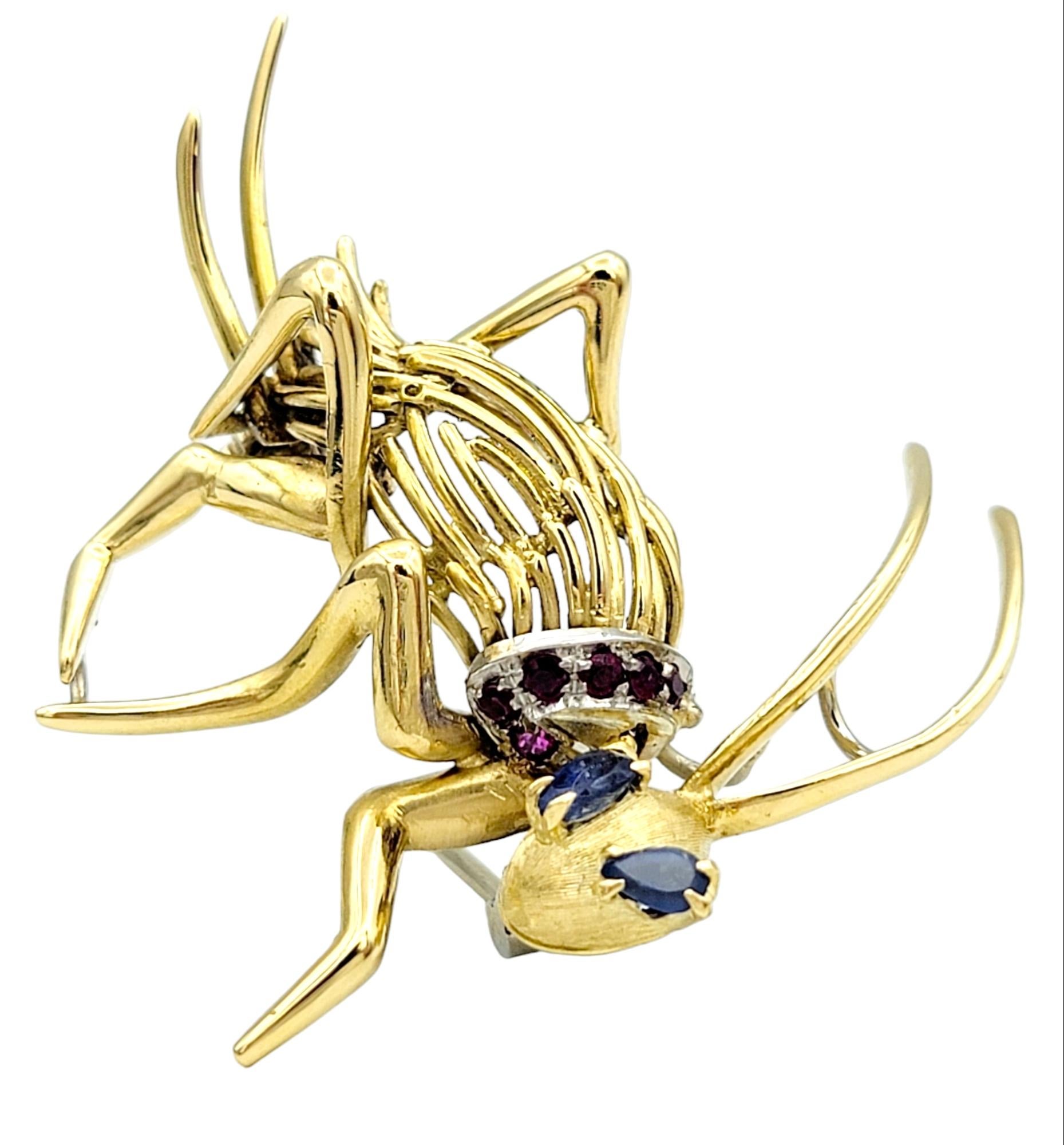 Taille poire Broche cricket ludique en or jaune 14 carats avec accents de saphirs et de rubis  en vente