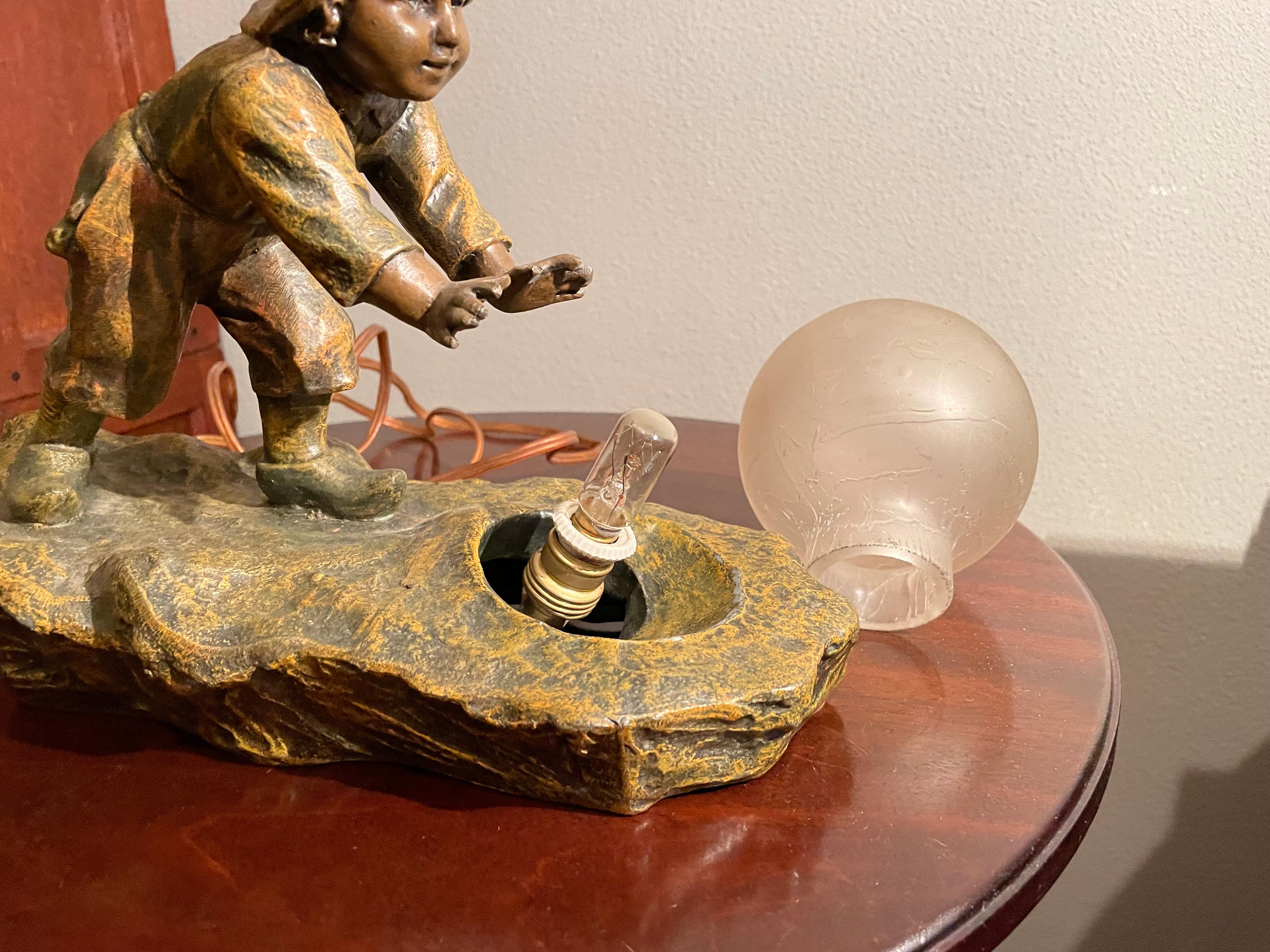 Lampe de bureau ou de table ancienne ludique Jugendstil Boy and Snowball par A. de Ranieri en vente 4