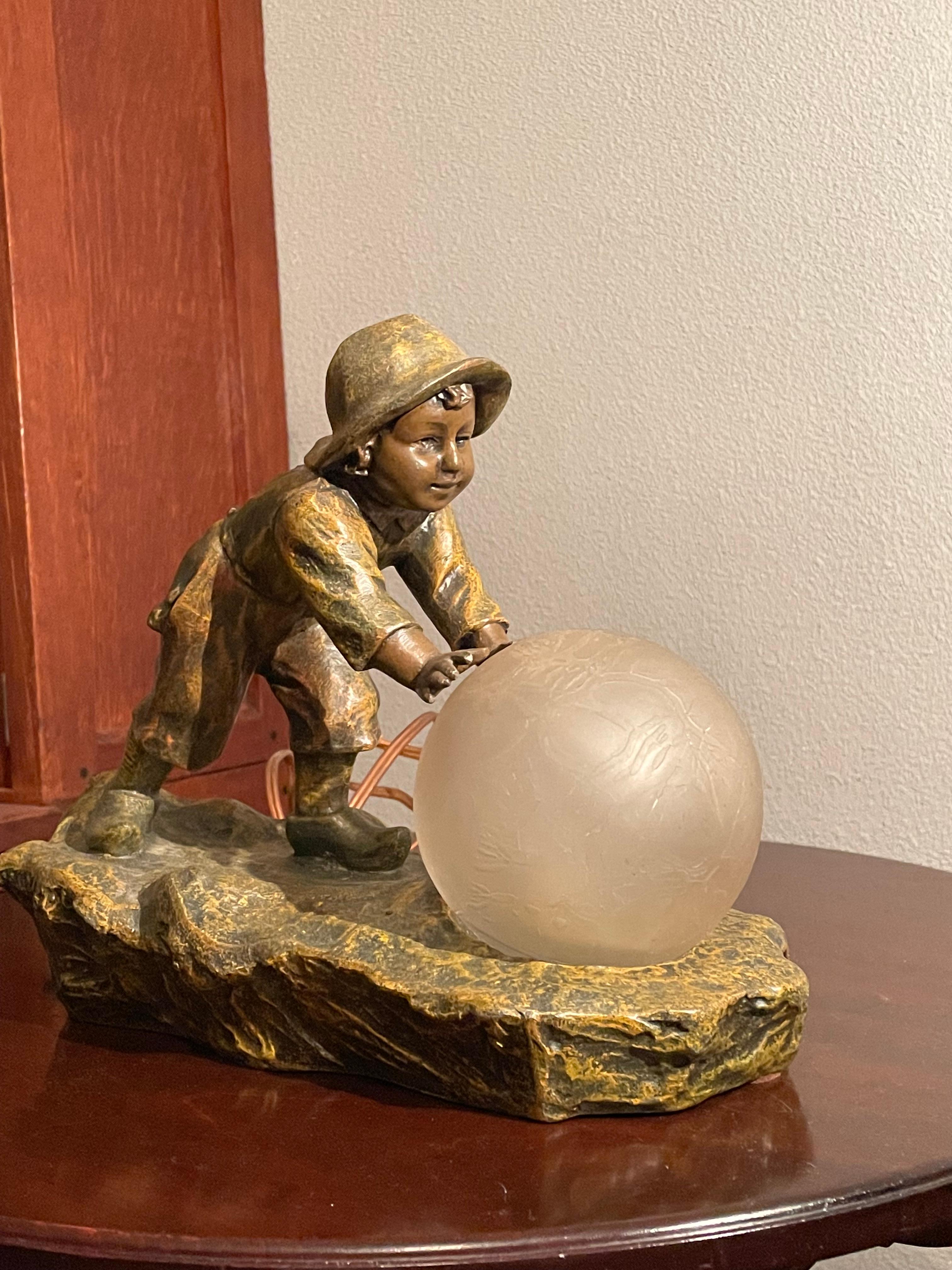 Lampe de bureau ou de table ancienne ludique Jugendstil Boy and Snowball par A. de Ranieri en vente 6