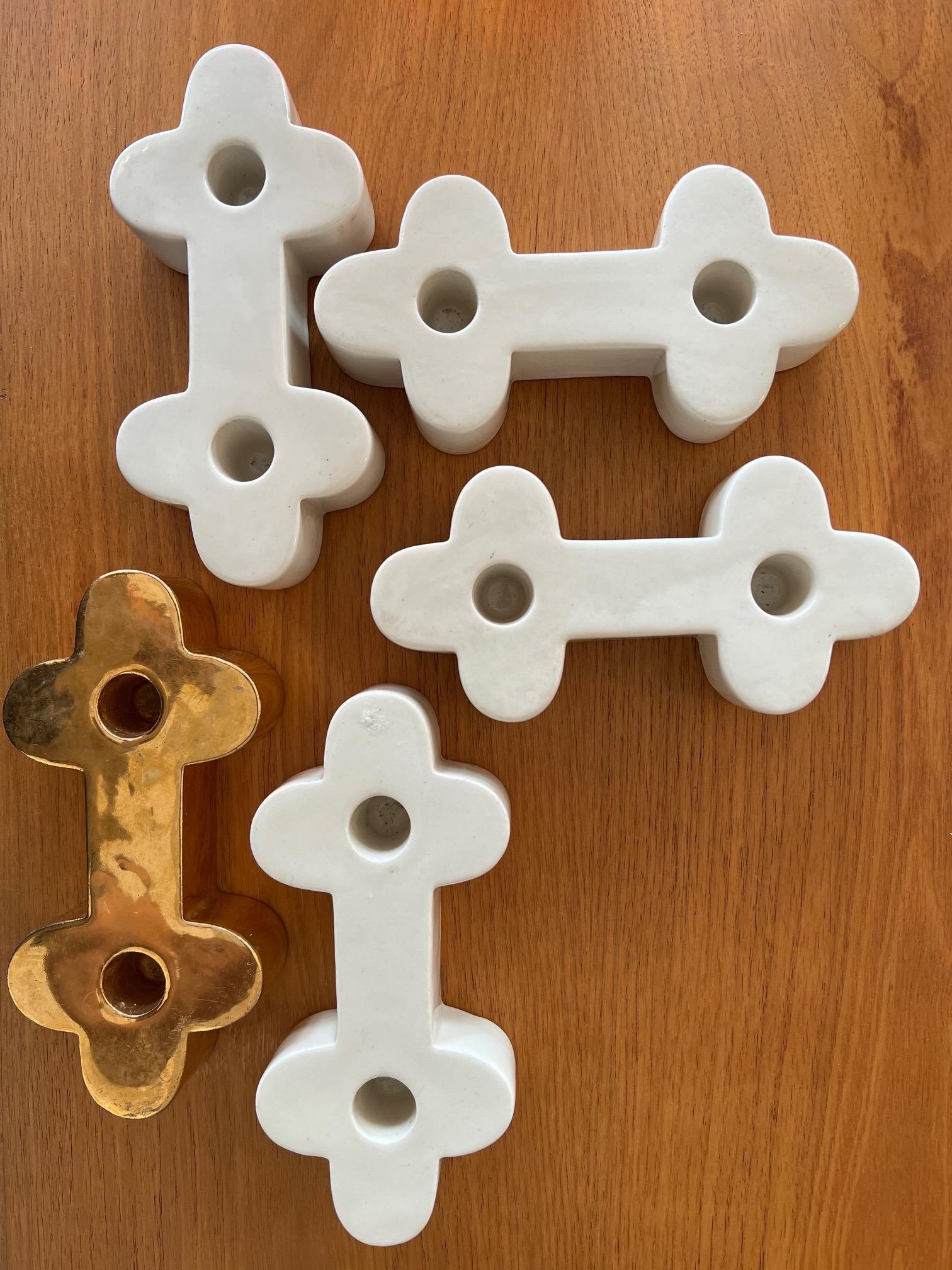 Un fantastico set di cinque (5) portacandele giocosi di Waylande Gregory. Vintage, anni '60 circa. Uno in oro, firmato e 5 rifiniti in bianco lucido non firmati.