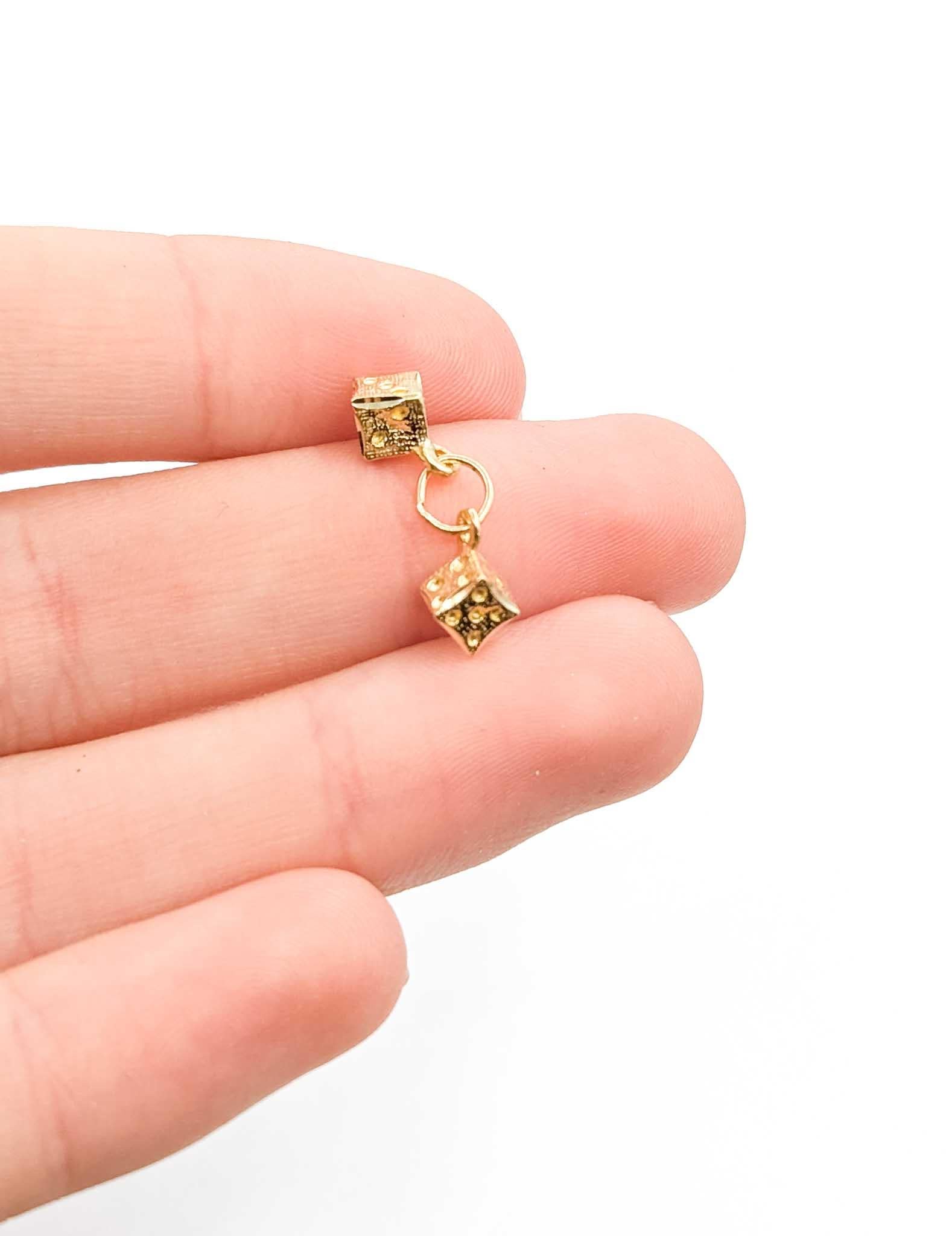 Contemporain Pendentif dé ludique en or jaune 14k en vente