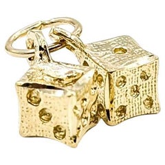 Ciondolo a forma di dado giocoso in oro giallo 14k