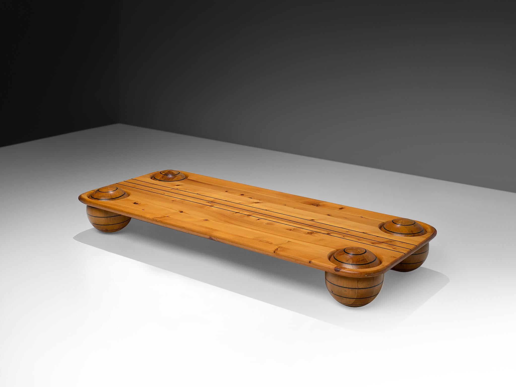 Tavolino, pino, Italia, anni '70

Questo giocoso tavolino italiano mostra il minimalismo in modo divertente e unico. Il design è caratterizzato da quattro sfere di legno ornate da strisce nere, che fungono da elementi sia strutturali che decorativi.