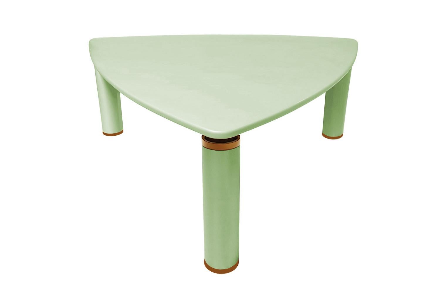 Magnétique et rare, la table à manger Bizarra incarne un esprit pop surréaliste unique. Sa forme est à la fois symétrique et inattendue, et se déploie comme une révolution tranquille dans le domaine du design. La forme triangulaire est porteuse d'un