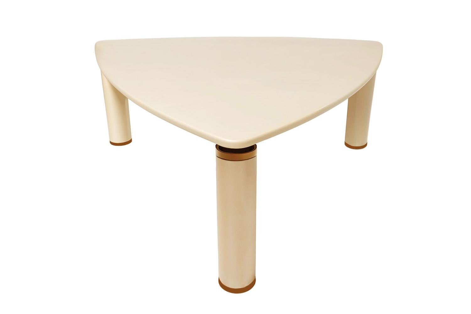 Magnétique et rare, la table à manger Bizarra incarne un esprit pop surréaliste unique. Sa forme est à la fois symétrique et inattendue, et se déploie comme une révolution tranquille dans le domaine du design. La forme triangulaire est porteuse d'un