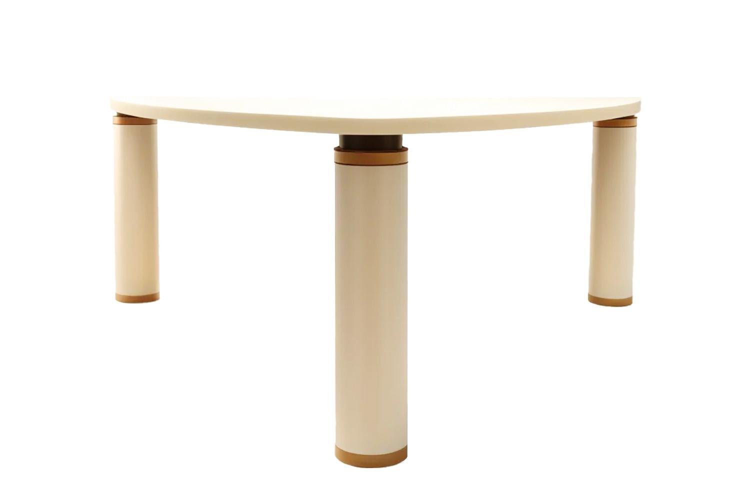 Moderne Table de salle à manger laquée crème de style Memphis Bizarra en vente