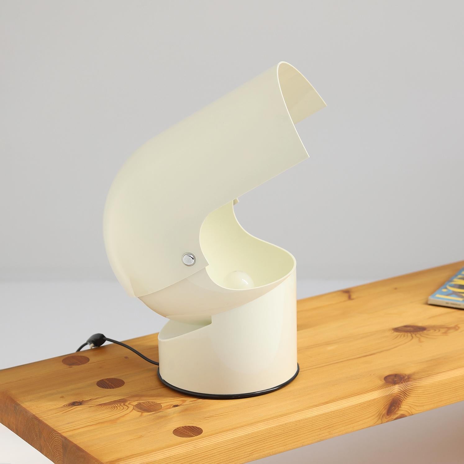 Playful Mezzopileo table lamp designed by Gae Aulenti for Artemide, Italy 1972. This type of lamp exists out of 3 sizes, The Pileino (smallest version), the Mezzopileo and the Pileo (large floorlamp). This Mezzopileo lamp is made in white plastic