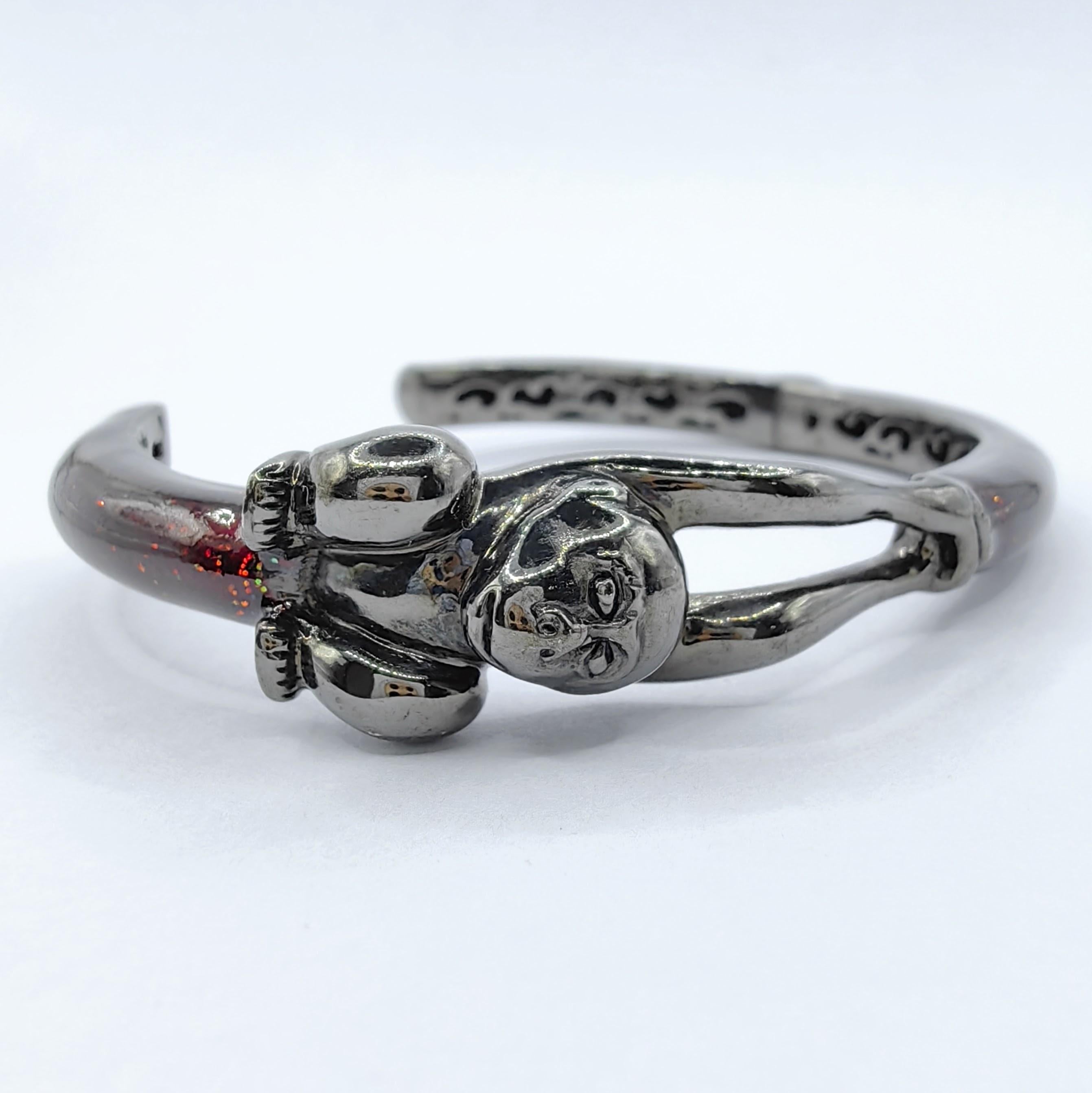 Verspielter Affen auf glitzernder dunkelroter Emaille Manschettenarmband aus Sterlingsilber (Zeitgenössisch)